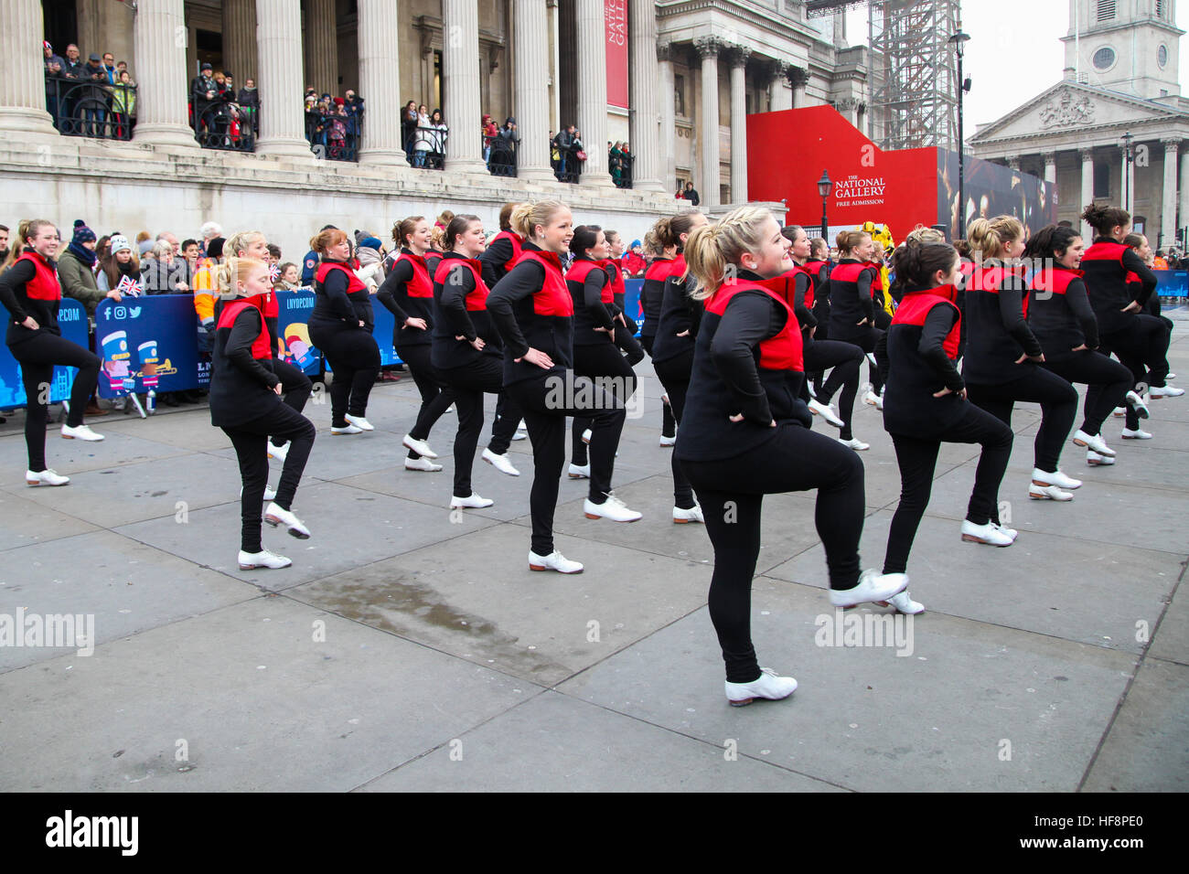 Trafalgar Square, Londra. Regno Unito 30 dic 2016 - esecutori di passare attraverso una routine durante la sfilata di Capodanno preparazioni a Trafalgar Square a Londra. Il London sfilata di Capodanno, nel suo trentunesimo anno avrà luogo il 01 gennaio. Londra il primo giorno del nuovo anno Parade, un giro di anni di tradizione, saranno dotati di più di 8.000 artisti provenienti da numerose nazioni. Credito: Dinendra Haria/Alamy Live News Foto Stock