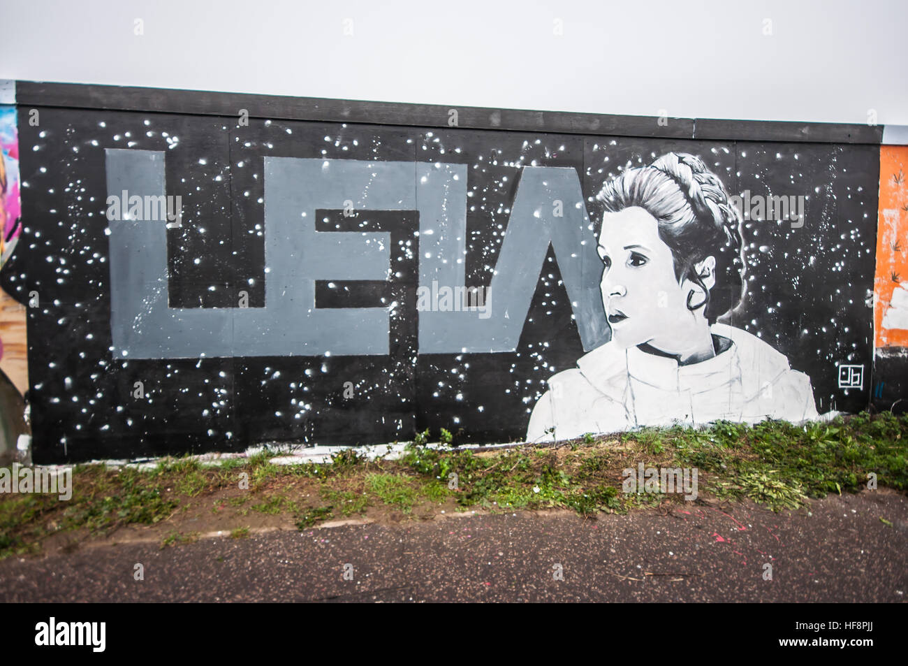 Gli artisti locali Giovanni Bulley e Mark Sharp completato un aggiunta per la street art wall attualmente confinanti con un lungo ritardo-progetto di costruzione lungo Southend sul lungomare per ricordare l'attrice Carrie Fisher scomparso il 27 dicembre. Foto Stock