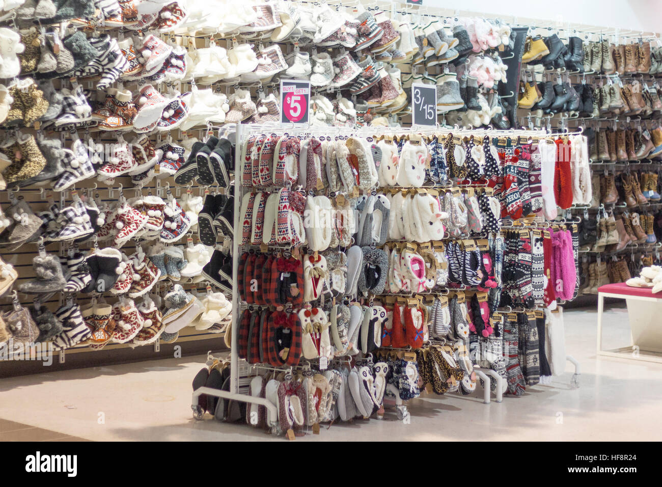 Pantofole per vendita a Ardene, una donna di negozio di abbigliamento in Lindsay Square Mall in Lindsay, Ontario, Canada Foto Stock