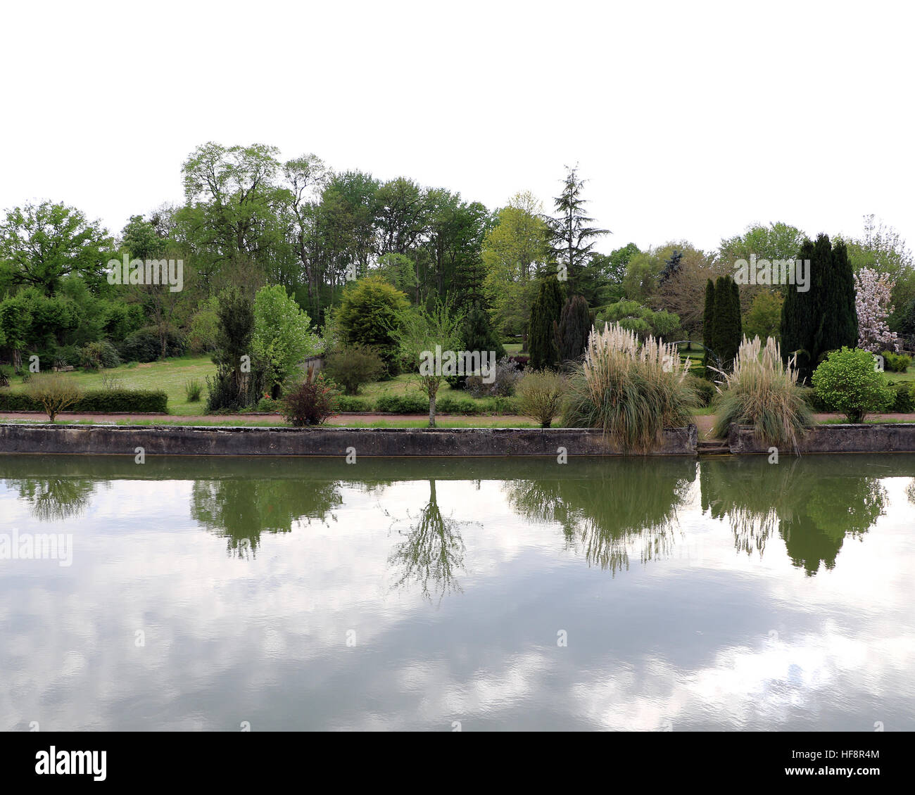 Chateau Francese in LeMans Francia nel mese di maggio. Bella vista attraverso il fossato. Foto Stock