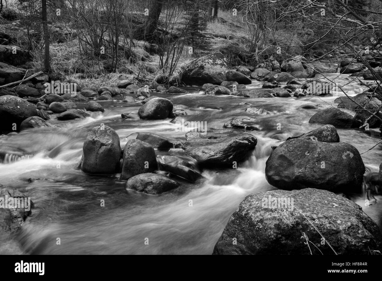 Un fiume che scorre su grossi massi. Foto Stock