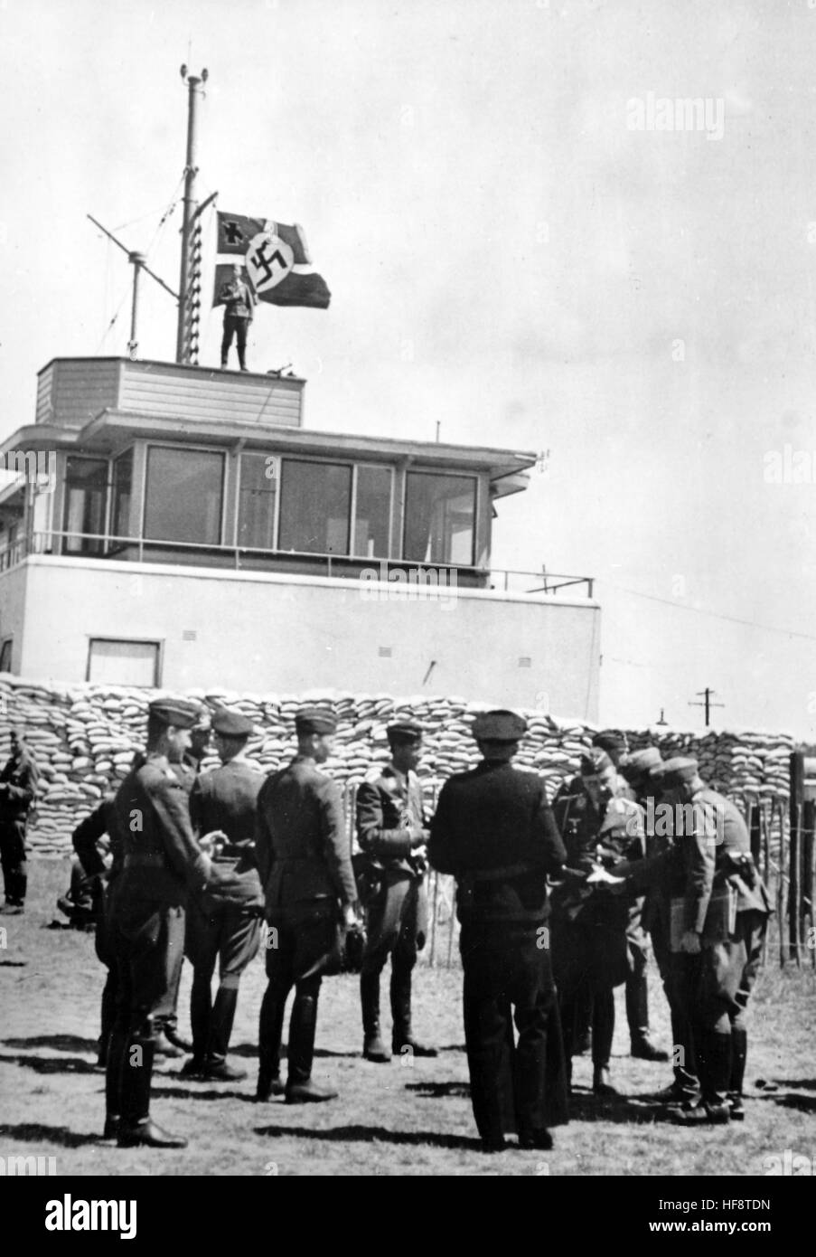 L'immagine della propaganda nazista raffigura l'occupazione del Guernsey canale inglese attraverso la Wehrmacht tedesca. La bandiera nazista tedesca ondeggia sul retro. La foto è stata pubblicata nel luglio 1940. Fotoarchiv für Zeitgeschichte - NESSUN SERVIZIO DI CABLAGGIO - | utilizzo in tutto il mondo Foto Stock