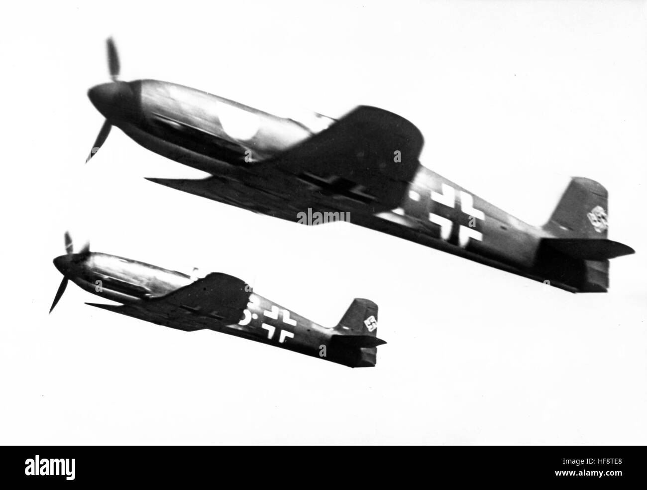 L'immagine della propaganda nazista mostra il tedesco Wehrmacht Heinkel He 100 aerei da combattimento su una sortie. Pubblicato nel febbraio 1942. Fotoarchiv für Zeitgeschichte - NESSUN SERVIZIO WIRELESS - | utilizzo in tutto il mondo Foto Stock