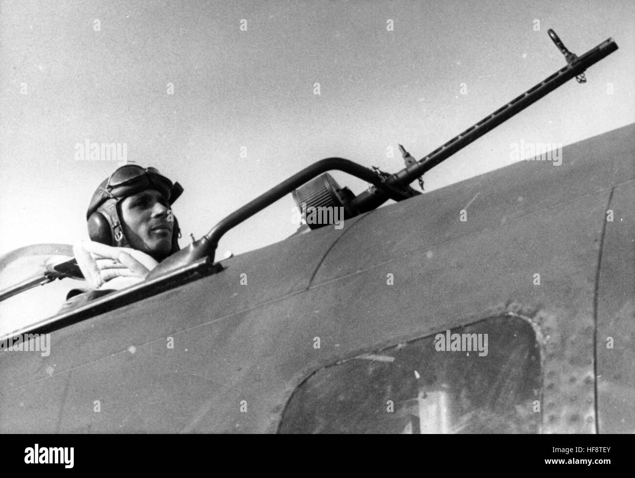 L'immagine della propaganda nazista mostra l'artigliere posteriore alla sua mitragliatrice su un aereo tedesco Wehrmacht Heinkel He 111. Pubblicato nel mese di agosto 1940. Fotoarchiv für Zeitgeschichte - NESSUN SERVIZIO WIRELESS - | utilizzo in tutto il mondo Foto Stock