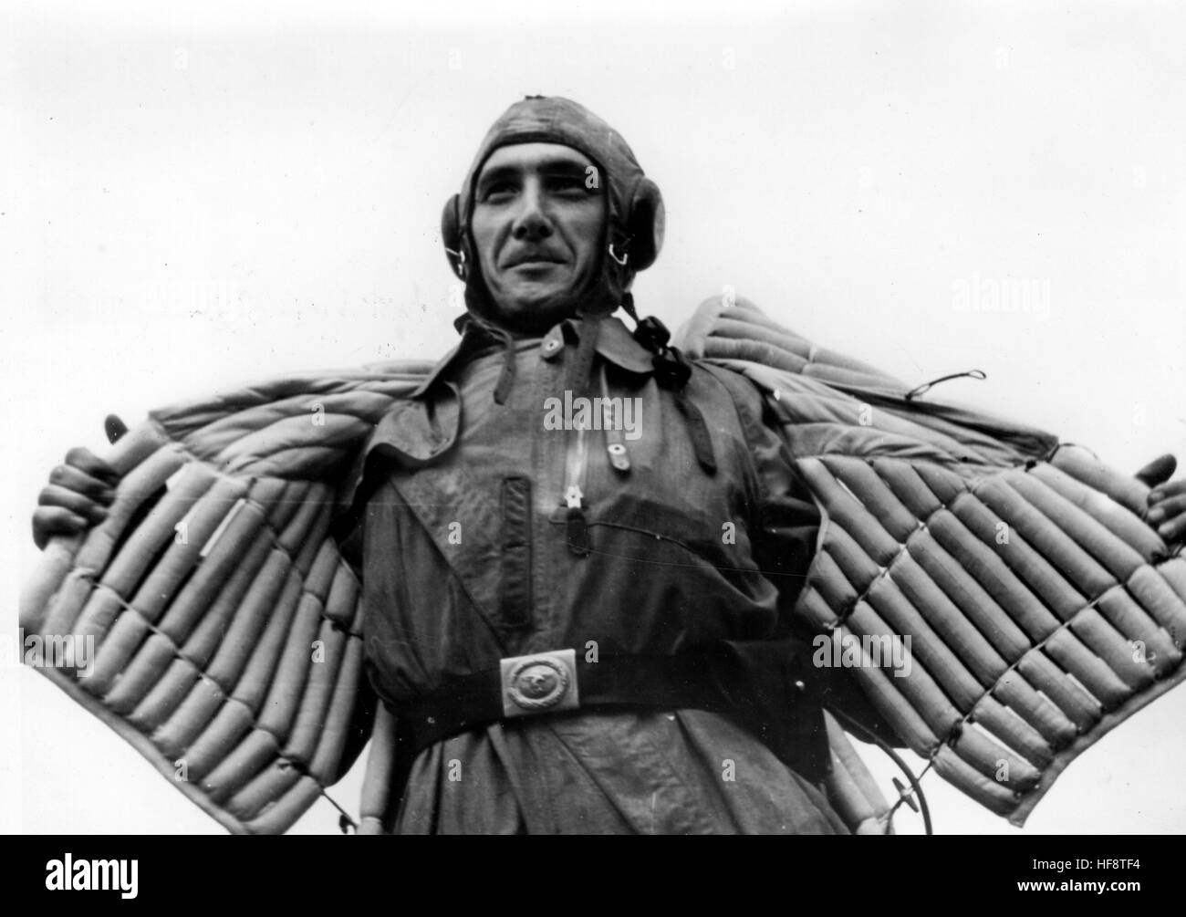 L'immagine della propaganda nazista mostra un pilota tedesco Luftwaffe che mostra il suo giubbotto di salvataggio. Pubblicato nel settembre 1940. Fotoarchiv für Zeitgeschichte - NESSUN SERVIZIO DI CABLAGGIO - | utilizzo in tutto il mondo Foto Stock