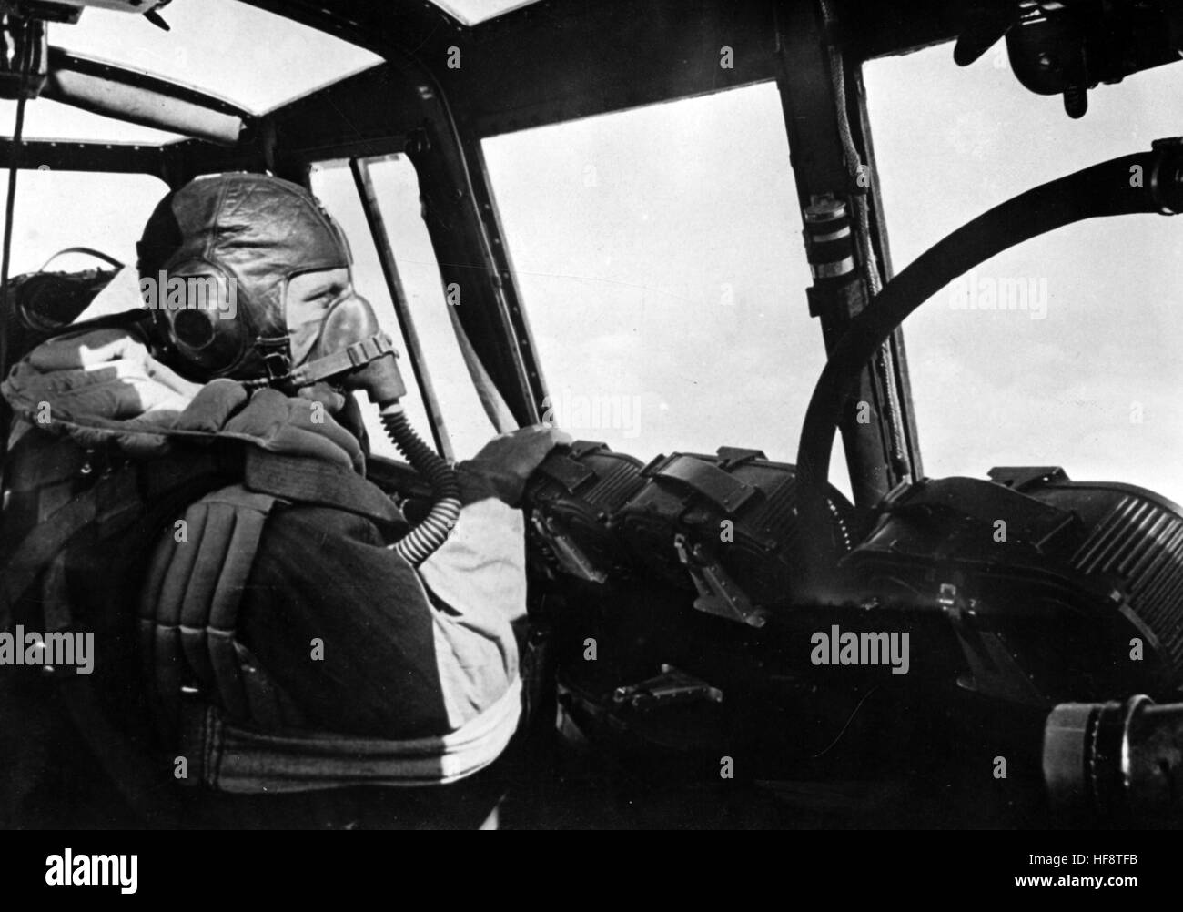L'immagine della propaganda nazista mostra il pilota di un aereo da combattimento tedesco Wehrmacht in una maschera di ossigeno. Pubblicato nel settembre 1940. Fotoarchiv für Zeitgeschichte - NESSUN SERVIZIO WIRELESS - | utilizzo in tutto il mondo Foto Stock