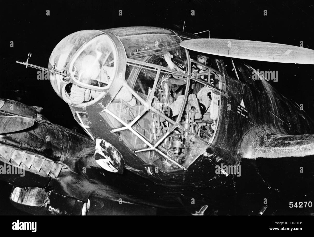 Immagine di propaganda nazista raffigurante l'equipaggio di un aereo da combattimento Heinkel He 111 Wehrmacht, prima dell'inizio di un'incursione aerea contro la Gran Bretagna. Pubblicato nel novembre 1940. Fotoarchiv für Zeitgeschichte - NESSUN SERVIZIO DI CABLAGGIO - | utilizzo in tutto il mondo Foto Stock