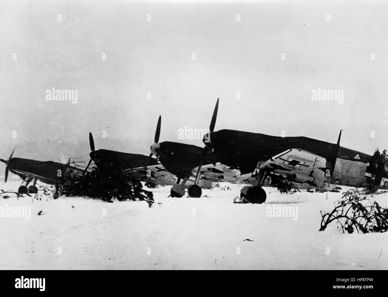 L'immagine della propaganda nazista raffigura un combattente della Wehrmacht tedesca in inverno su un campo aereo. La foto è stata pubblicata nel febbraio 1940. Fotoarchiv für Zeitgeschichte - NESSUN SERVIZIO DI CABLAGGIO - | utilizzo in tutto il mondo Foto Stock