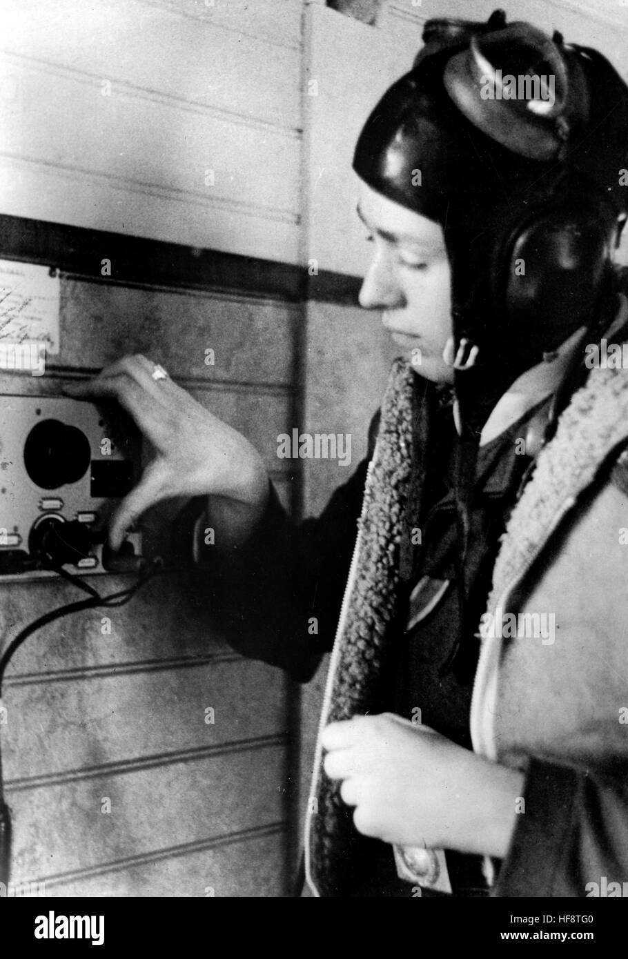 L'immagine della propaganda nazista mostra un pilota da combattimento della Luftwaffe tedesca che controlla che il suo 'FT-Hood' stia funzionando. Pubblicato nel marzo 1941. Un giornalista nazista ha scritto sul retro della foto, 'il progresso tecnologico garantisce la sicurezza dei voli. Nessun pilota di combattimento senza il suo 'FT-Hood', con il cui aiuto radio messaggi telegrafo sono ricevuti. Prima di un volo, essi sono controllati con un dispositivo speciale, che si trova in ogni zona di preparazione del volo.» Fotoarchiv für Zeitgeschichte - NESSUN SERVIZIO WIRELESS - | utilizzo in tutto il mondo Foto Stock