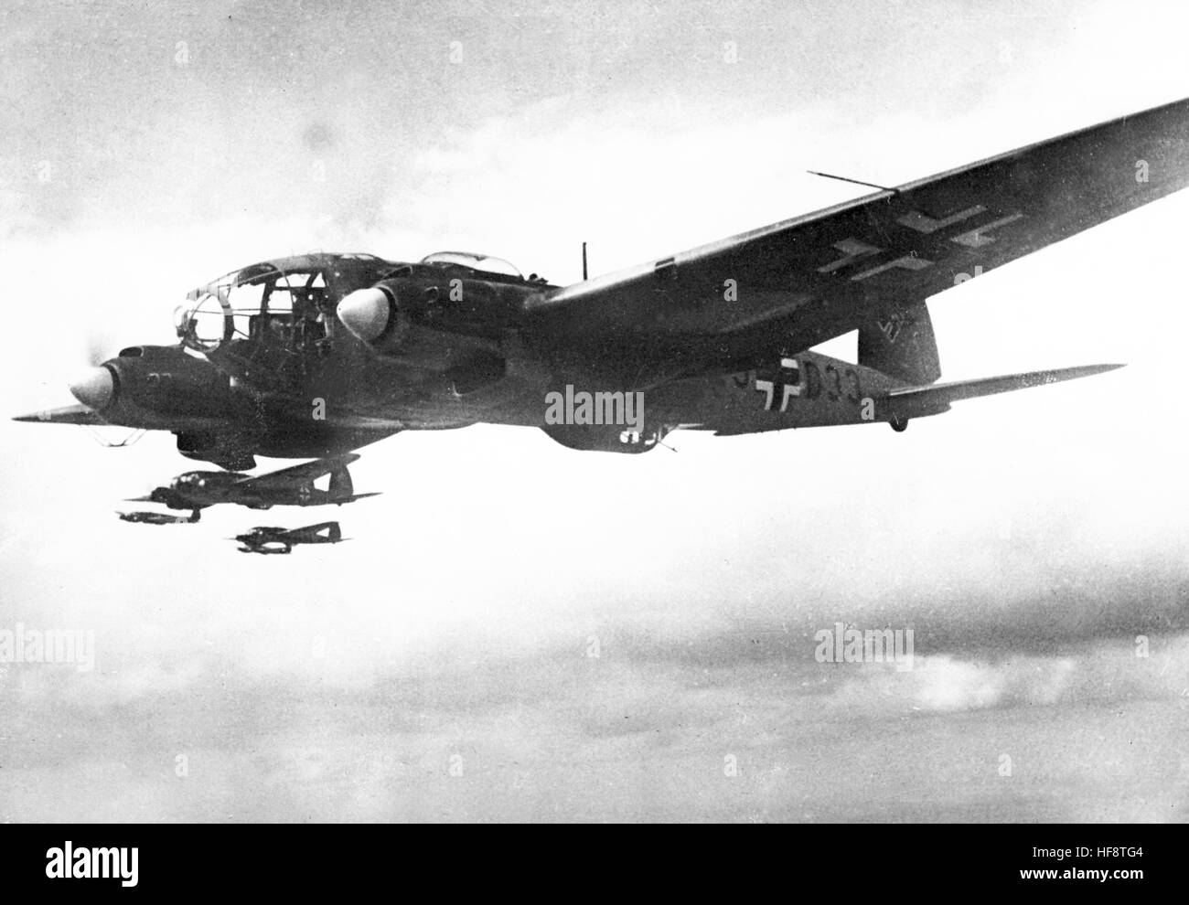 L'immagine della propaganda nazista mostra un aereo da combattimento tedesco Wehrmacht Heinkel He 111 fuori su una sortie contro il Grande Brito. Pubblicato nel febbraio 1941. Fotoarchiv für Zeitgeschichte - NESSUN SERVIZIO WIRELESS - | utilizzo in tutto il mondo Foto Stock