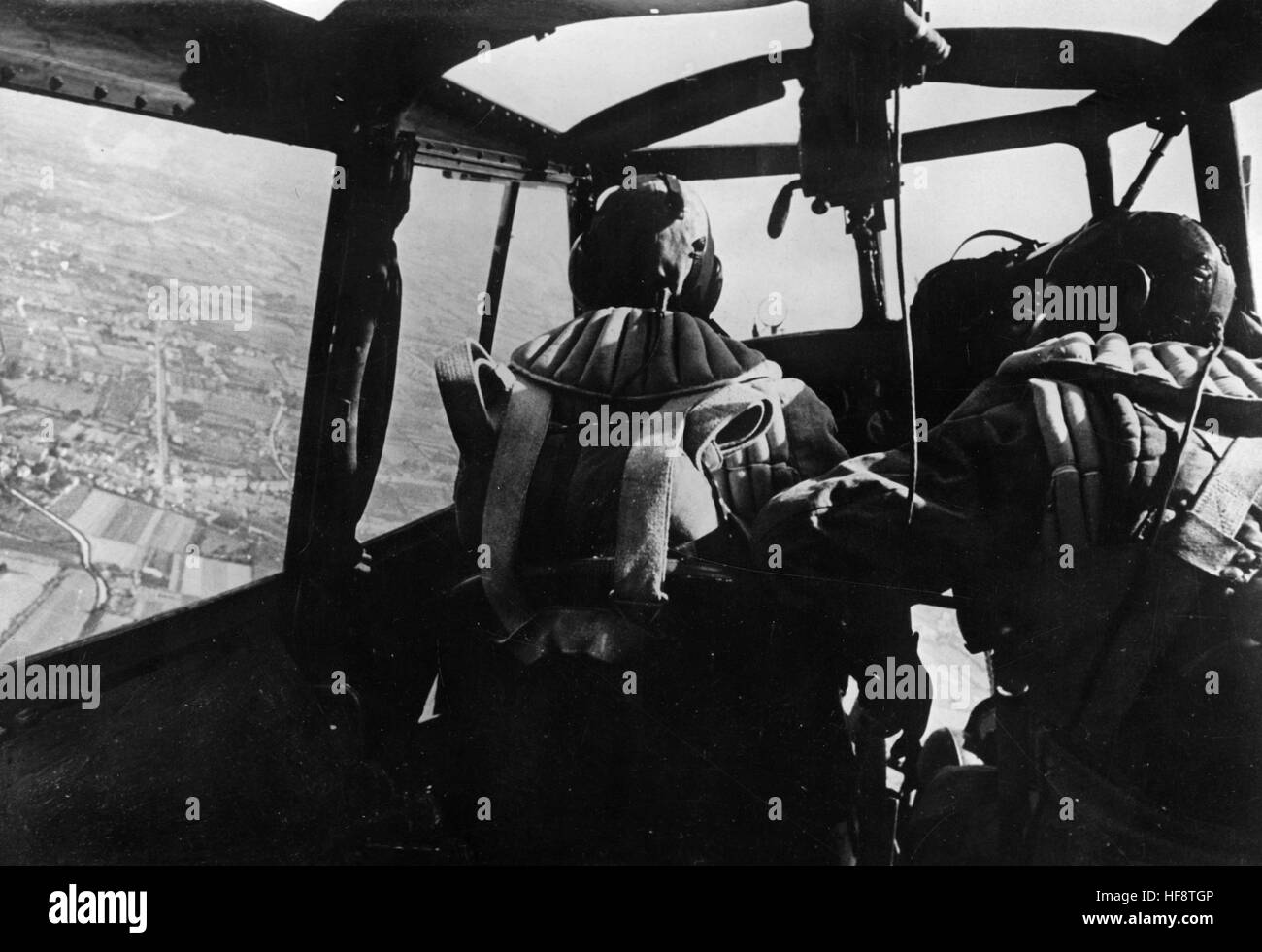 L'immagine della propaganda nazista mostra l'equipaggio di un aereo da combattimento tedesco Wehrmacht in missione. Pubblicato nel 1940. Fotoarchiv für Zeitgeschichte - NESSUN SERVIZIO WIRELESS - | utilizzo in tutto il mondo Foto Stock