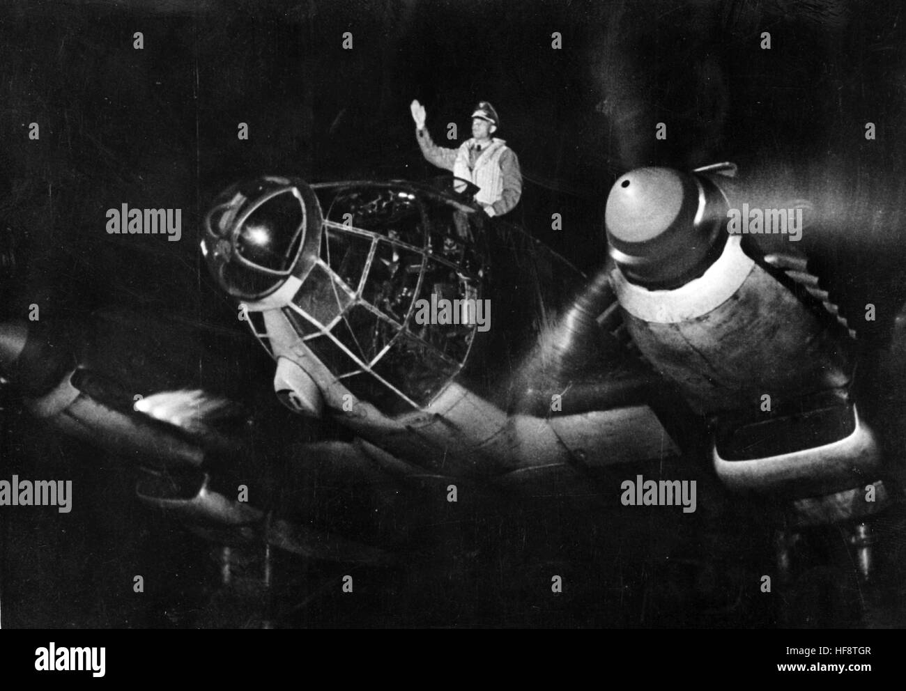 L'immagine della propaganda nazista mostra un Comandante Squadrone su un aereo da combattimento Heinkel He 111 prima dell'inizio di una sortie contro la Gran Bretagna. Pubblicato nel settembre 1940. Fotoarchiv für Zeitgeschichte - NESSUN SERVIZIO WIRELESS - | utilizzo in tutto il mondo Foto Stock