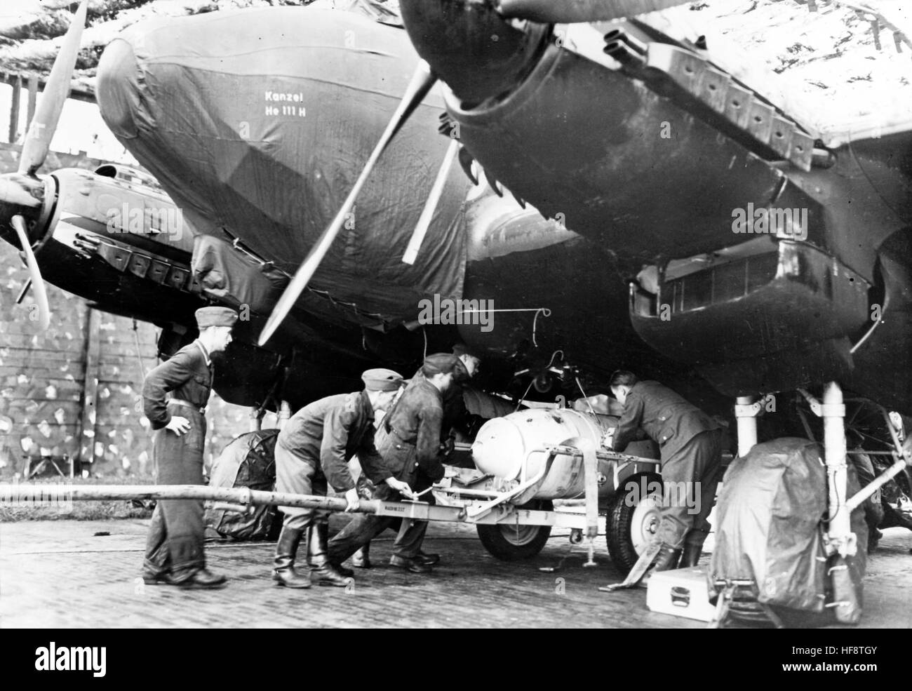 L'immagine della propaganda nazista mostra i soldati tedeschi Wehrmacht che caricano un aereo da combattimento Heinkel He 111 con bombe per una sortie agaisnt Gran Bretagna. Pubblicato nel marzo 1941. Fotoarchiv für Zeitgeschichte - NESSUN SERVIZIO WIRELESS - | utilizzo in tutto il mondo Foto Stock