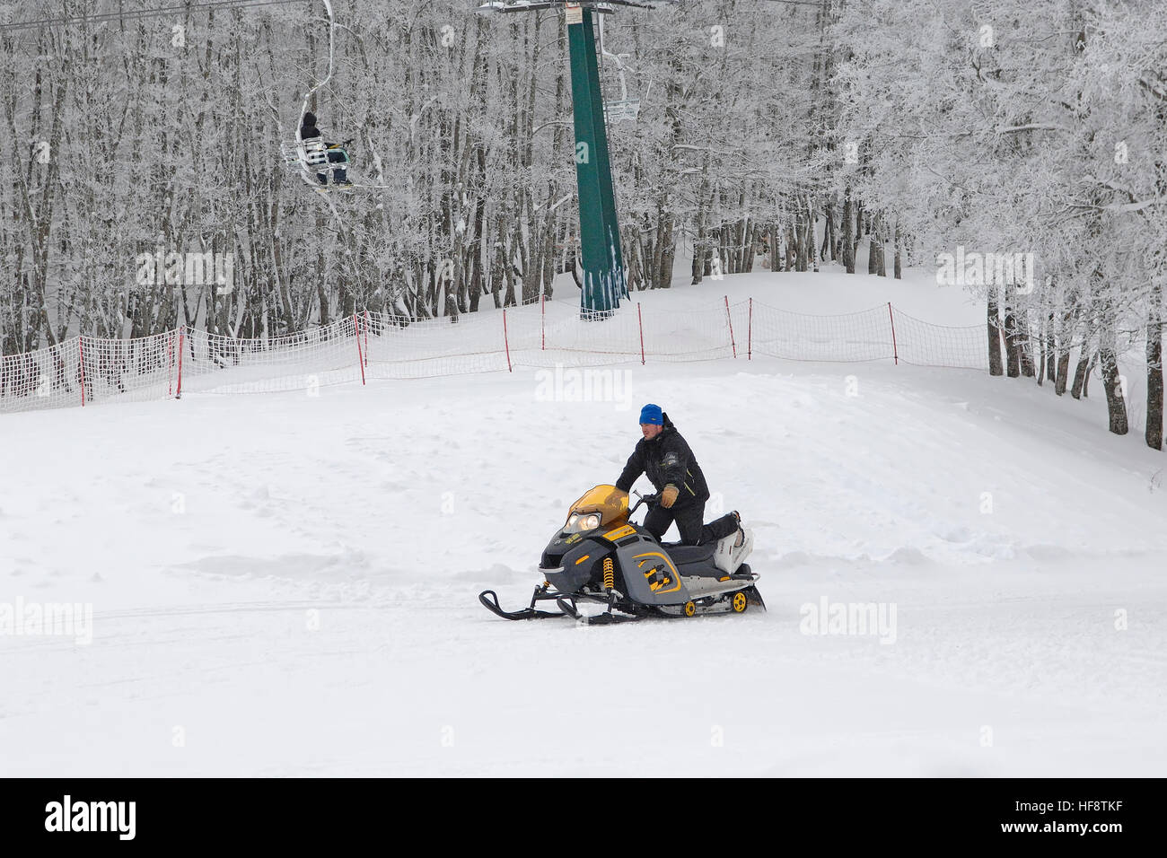 Uomo in motoslitta, Monte Sirino,dell'Appennino Lucano Parco Nazionale, Basilicata, Italia Foto Stock