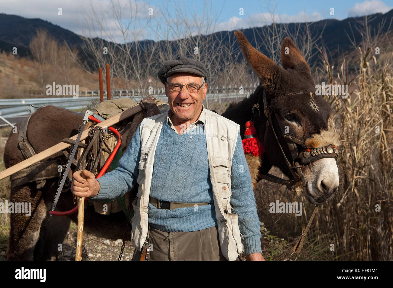 Pastore italiano e il suo asino nella campagna del sud, Basilicata, Italia Foto Stock