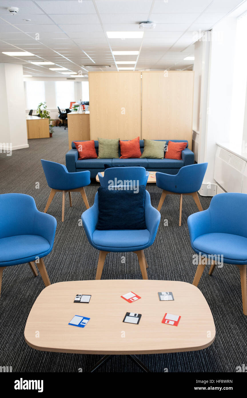 Ufficio bianco con sedie blu e un tavolo di legno. Foto Stock