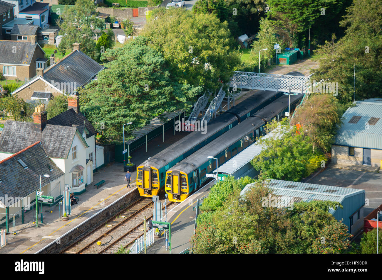 I trasporti pubblici nelle zone rurali del Galles: due arriva il Galles treni DMU presso la stazione dei treni di Harlech, Gwynedd, Wales, Regno Unito Foto Stock