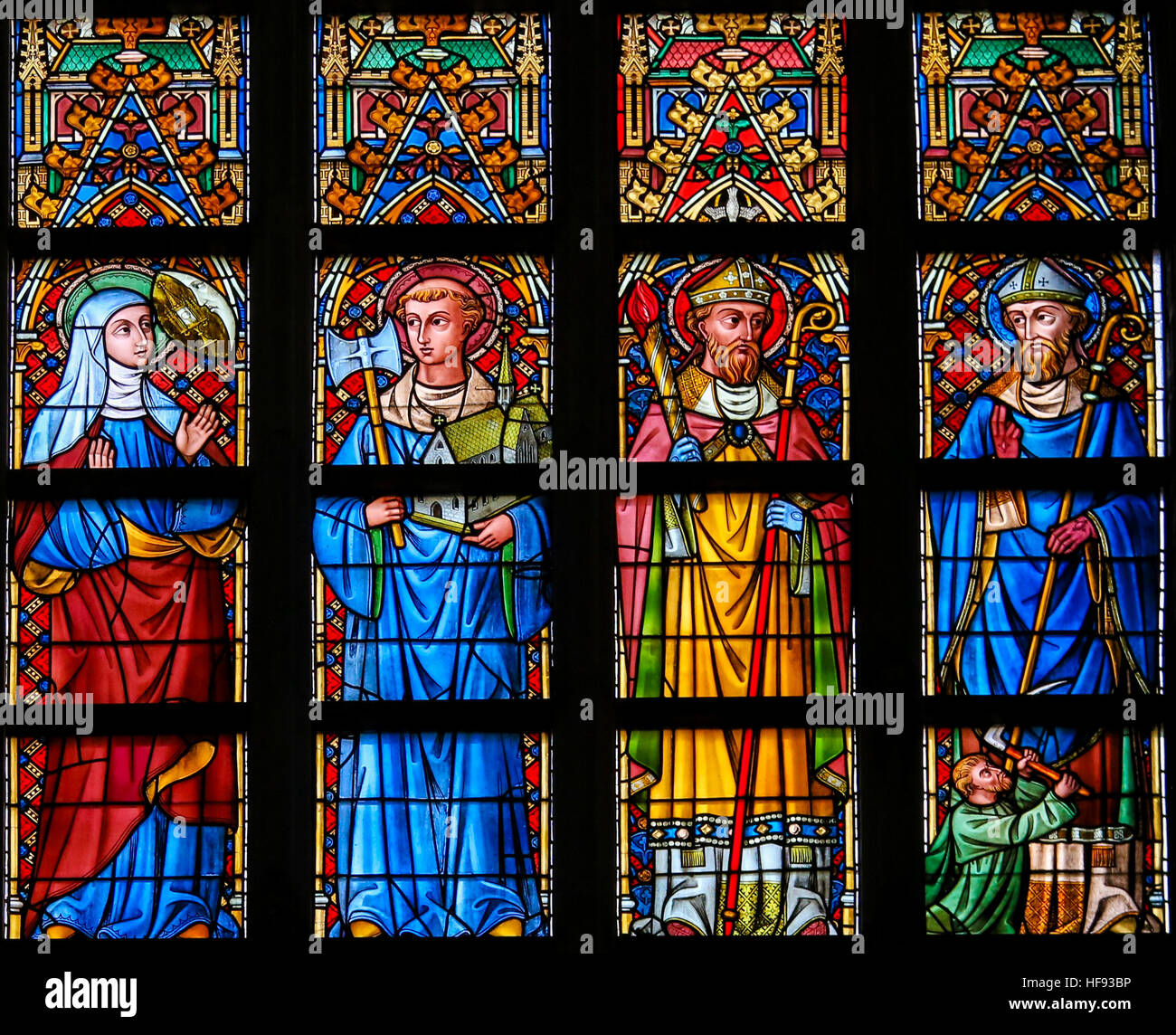 Le vetrate colorate raffiguranti Santi cattolici nella cattedrale di Saint Bavo a Gand, Fiandre, in Belgio. Foto Stock