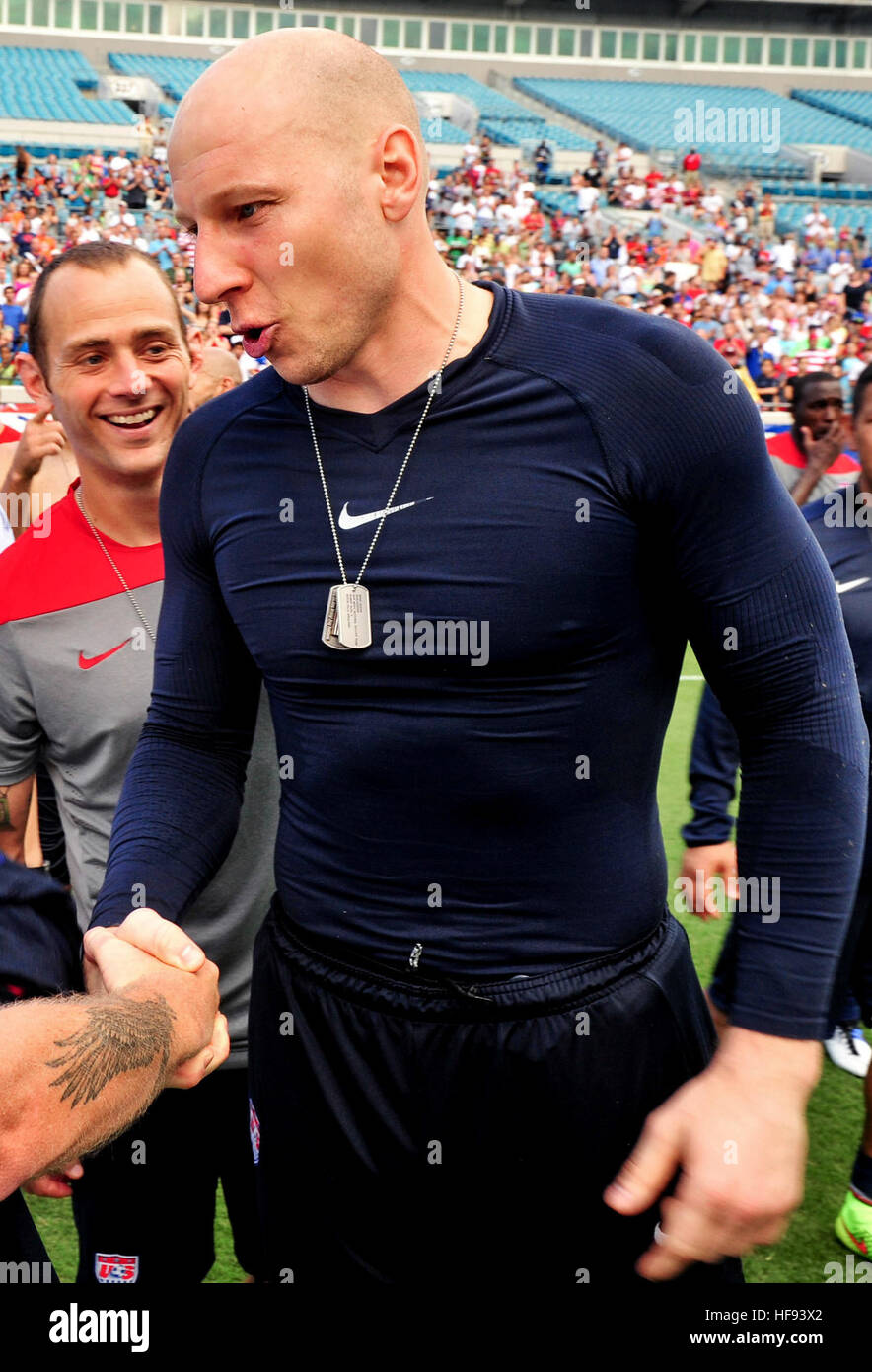 Brad Guzan USMNT stringono le mani (ritagliate) Foto Stock