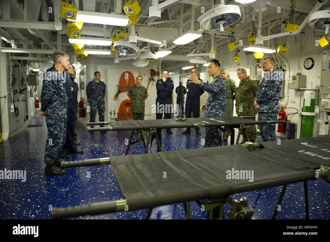 Lt. La Cmdr. Jian Mei, centro, Senior Medical Officer a bordo del futuro assalto anfibio nave USS America (LHA 6), mostra la nave del medico di spazi al brasiliano Marina marina e di illustri visitatori durante un tour guidato. America sta attualmente viaggiando attraverso gli Stati Uniti. Comando del Sud e Stati Uniti 4a flotta area di responsabilità sul suo maiden transito, "America visite nelle Americhe." L'America è la prima nave della sua classe, sostituendo il Tarawa-classe di navi d'assalto anfibio. Come la prossima generazione 'big-deck" Amphibious Assault ship, America è ottimizzato per aviazione, in grado di supportare curre Foto Stock