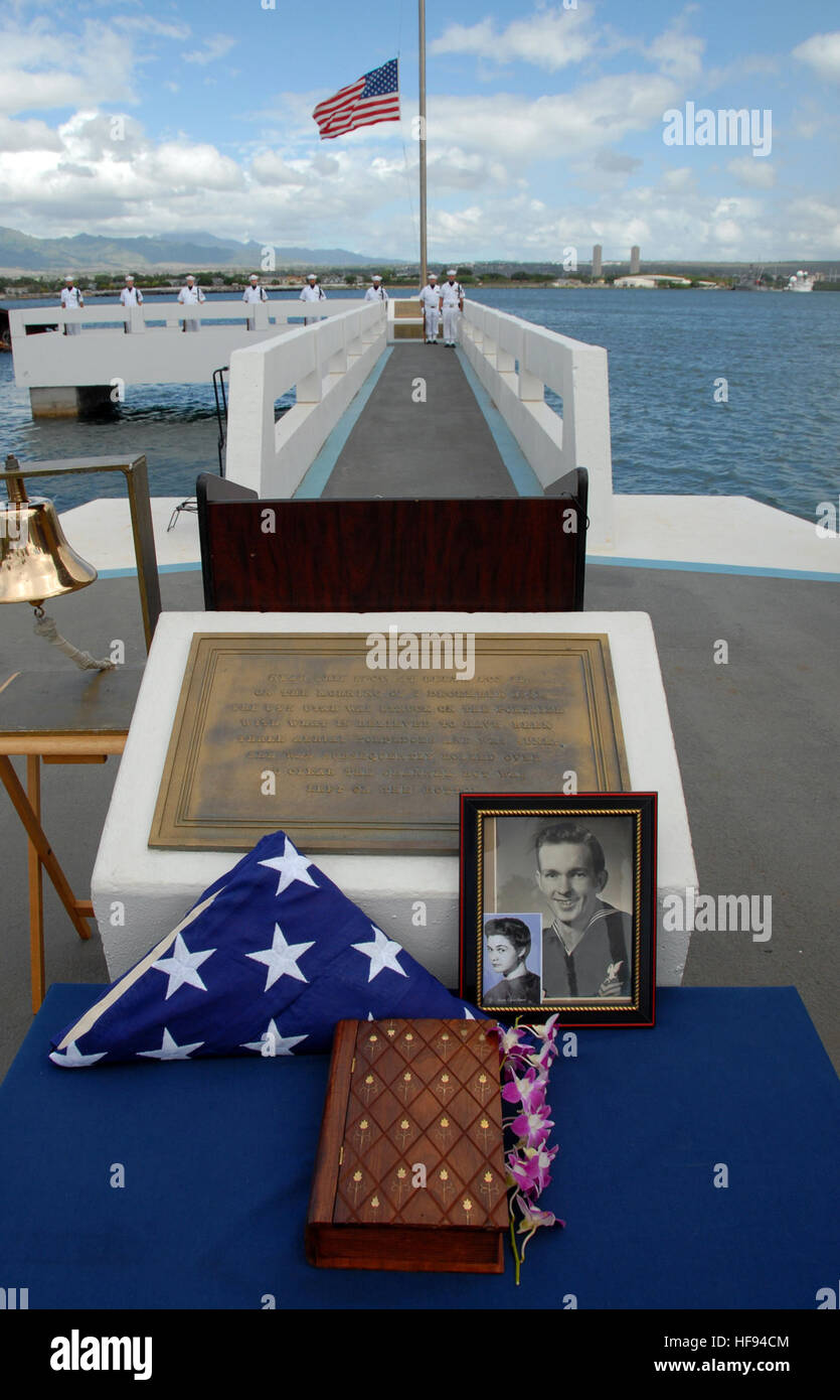 Il national ensign poggia piegato a fianco di una foto ufficiale e ceneri di Pearl Harbor superstite Chief Petty Officer Herbert B. potenza come la regione marina Hawaii cerimoniale forme di guardia fino sul molo di USS Utah Memorial. Potenza, un subacqueo e membro dell'equipaggio a bordo il dragamine USS fischione, è stato accreditato il 7 dicembre, 1941 a salvare la vita di numerosi marinai intrappolati a bordo della nave da guerra USS Oklahoma durante le operazioni di salvataggio. Cerimonia di sepoltura a Pearl Harbor 118389 Foto Stock