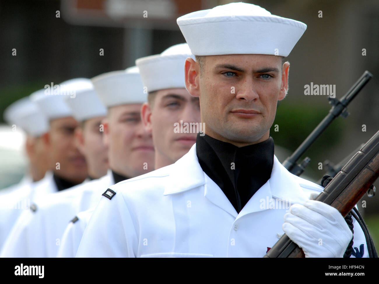 Regione marina Hawaii cerimoniale forme di guardia fino in preparazione di una sepoltura e ceneri di scattering cerimonia in onore di Pearl Harbor superstite Chief Petty Officer Herbert B. potenza a USS Utah memoriale sulla storica isola di Ford. Potenza, un subacqueo e membro dell'equipaggio a bordo il dragamine USS fischione, è stato accreditato il 7 dicembre, 1941 a salvare la vita di numerosi marinai intrappolati a bordo della nave da guerra USS Oklahoma durante le operazioni di salvataggio. Cerimonia di sepoltura a Pearl Harbor 118391 Foto Stock