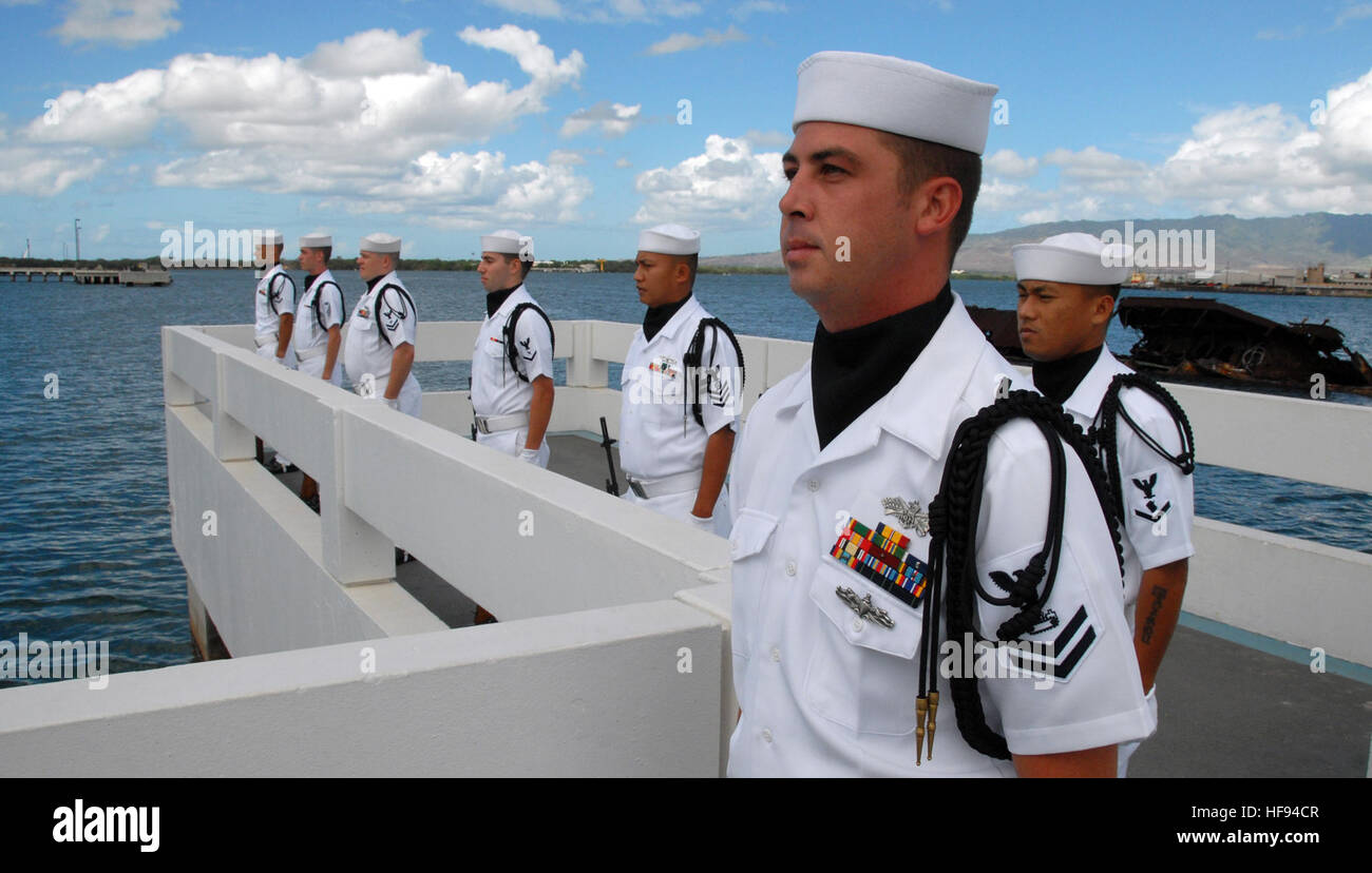 Regione marina Hawaii cerimoniale forme di guardia fino sul molo di USS Utah memoriale sulla storica isola di Ford in preparazione di una sepoltura e ceneri di scattering cerimonia in onore di Pearl Harbor superstite Chief Petty Officer Herbert B. potenza. Potenza, un subacqueo e membro dell'equipaggio a bordo il dragamine USS fischione, è stato accreditato il 7 dicembre, 1941 a salvare la vita di numerosi marinai intrappolati a bordo della nave da guerra USS Oklahoma durante le operazioni di salvataggio. Cerimonia di sepoltura a Pearl Harbor 118393 Foto Stock