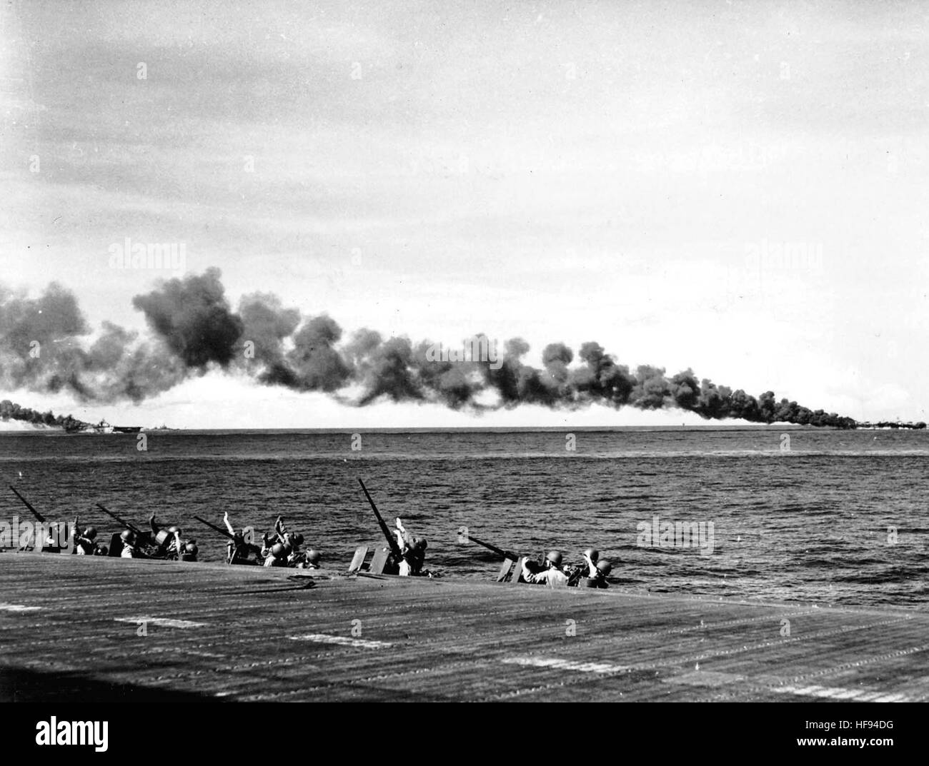 Supporti di masterizzazione USS Franklin (CV-13) e Belleau legno (CVL-24) come visto da Enterprise (CV-6) 1944 Foto Stock