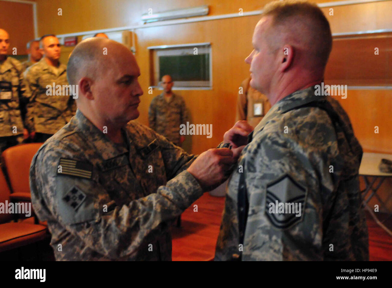 100416-N-6031Q-002 Kabul, Afghanistan - Il Mag. Gen. David Hogg, vice comandante- esercito, NATO Training Mission Afghanistan, presenta un servizio comune Conquista la medaglia al Comandante Sergente John Wood per eccellenza del servizio e come parte di Eroe dietro le quinte programma di fronte ad una folla di Stati Uniti aviatori al combinato di alimentazione Aria forza di transizione centro conferenze sull'esercito nazionale afghano Air Corps base a Kabul, in Afghanistan, il 16 aprile 2010. (US Navy foto di comunicazione di massa specialista in seconda classe David Quillen/ RILASCIATO). 100416-N-6031Q-002 Foto Stock