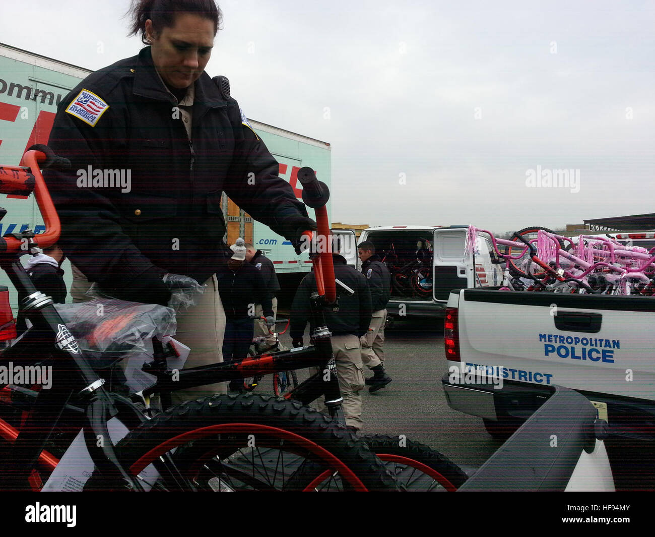 131217-N-CG900-007 WASHINGTON (dec. n. 17, 2012) un Cadet dalla Metropolitan Police Department (MPD) Accademia carica una bicicletta, uno dei molti donati per gli Stati Uniti Marine Corps della fondazione di giochi per i più piccoli programma, su un carrello a base comune (Anacostia-Bolling JBAB) per il loro trasporto per la distribuzione ai bambini poveri del Distretto di Columbia (D.C.) reparti 7 e 8 (distretti di polizia 6D e 7D). Ogni anno, JBAB-basato Marines coordinare i giochi per i più piccoli programma in D.C.; JBAB basato su elementi militari, civili e contratta i lavoratori e le loro famiglie e i residenti di JBAB volontario per il supporto Foto Stock