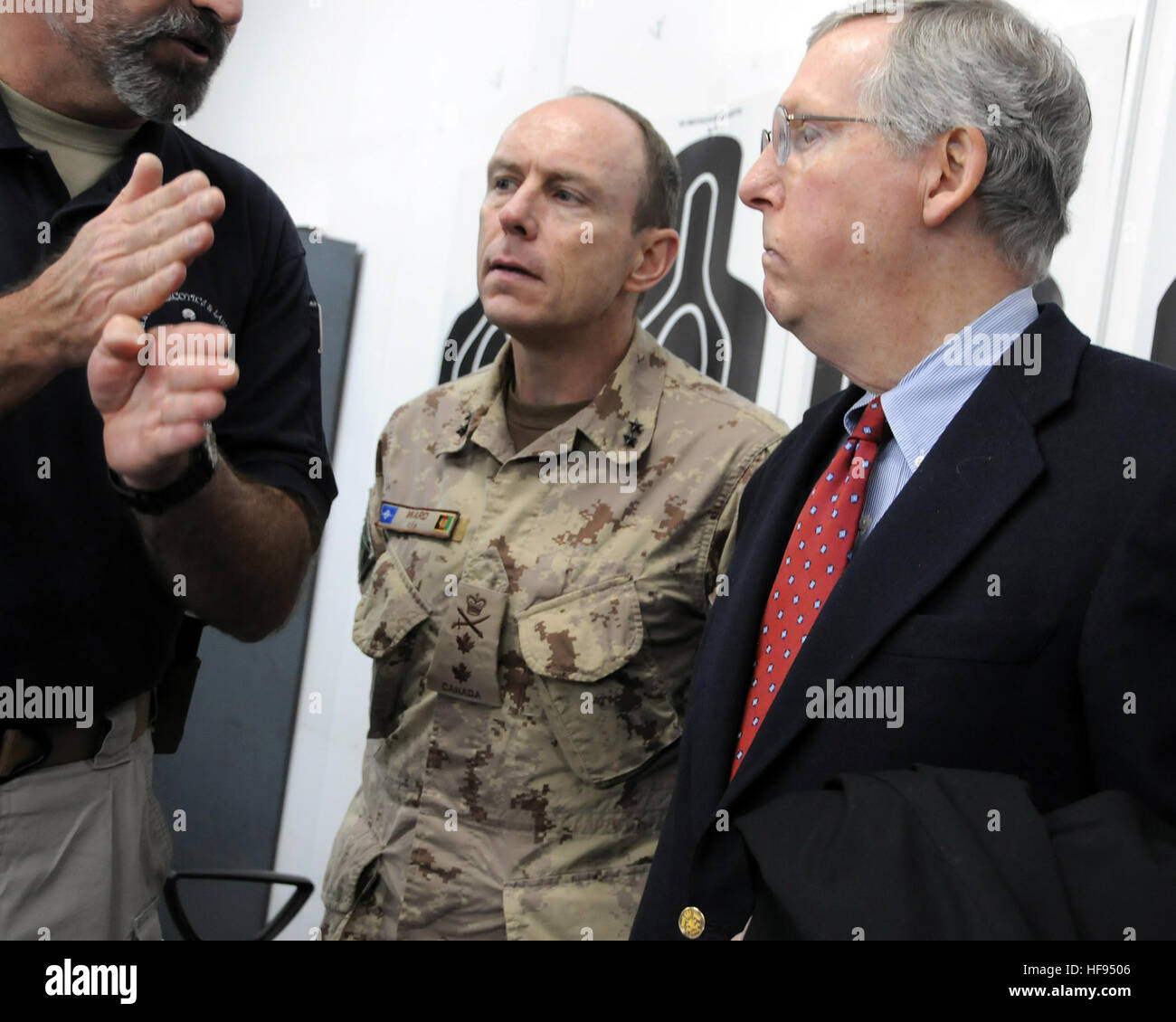 100109-N-9594C-040 - KABUL - Canadese Il Mag. Gen. Michael J. Ward, centro, Vice al comandante, NATO Training Mission - Afghanistan (NTM-A), E DEGLI STATI UNITI Il senatore Mitch McConnell parla con un istruttore di polizia/advisor durante un tour del Centro di Training Facility (CTC), a Kabul, in data 9 gennaio 2010. Il Sen. McConnell è stato affiancato da senatori Lisa Murkowski, Roger F. vimini e Mike Crapo e sost. Michael N. Castello per una visita alla CTC e altre strutture nella zona. La delegazione del Congresso del briefing ricevuto dal CTC, NATO Training Mission-Afghanistan (NTM-A) e International Security Assistance Forc Foto Stock