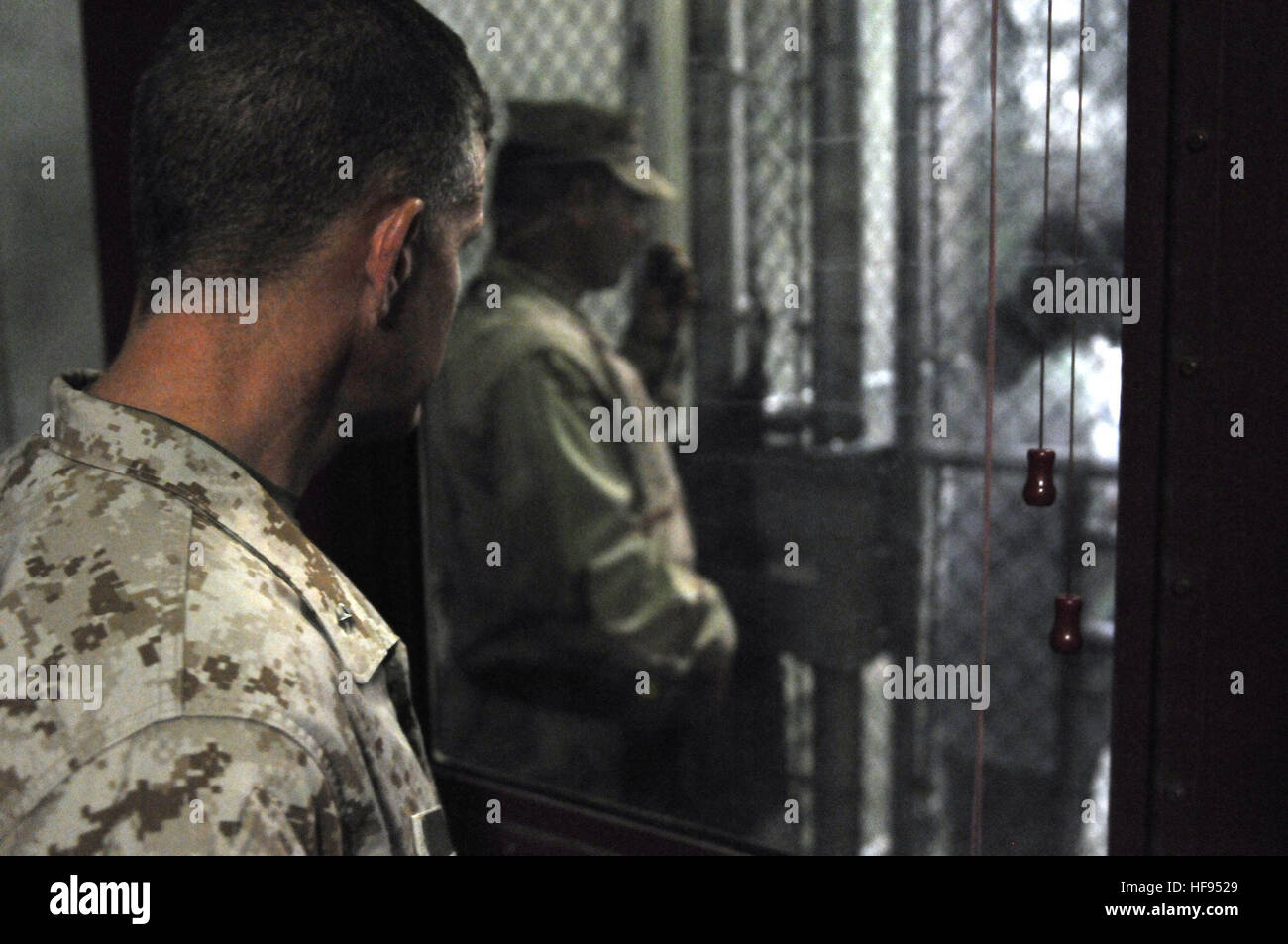 GUANTANAMO Bay a Cuba - un Marine Corps brigadiere generale appare in un blocco di cella a Joint Task Force Guantanamo's Camp VI, 21 maggio 2010. Il generale è stato tra i CAPSTONE partecipanti al programma visitare JTF Guantanamo. Il programma prende appena selezionata/generale bandiera ufficiali sul campo oltremare studi per imparare circa il giunto/combinati dottrina, interoperabilità e alleati chiave i problemi della nazione. Si tratta di un periodo di sei settimane di corso destinato a promuovere una pianificazione efficace e di occupazione delle forze degli Stati Uniti nel giunto e operazioni combinate a sostegno di obiettivi di politica nazionale. JTF Guantanamo conduce al sicuro, umano, legale e tr Foto Stock