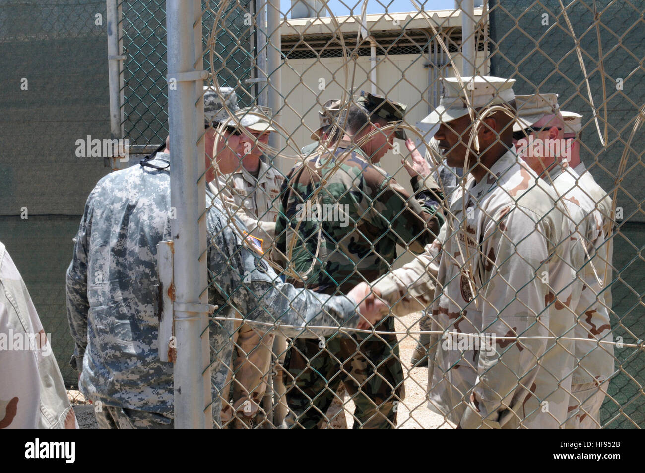 GUANTANAMO Bay a Cuba - velisti assegnati alla Joint Task Force Guantanamo salutare senior U.S. ufficiali militari che partecipano al programma di CAPSTONE a Camp IV, 21 maggio 2010. Il programma prende appena selezionata/generale bandiera ufficiali sul campo oltremare studi per imparare circa il giunto/combinati dottrina, interoperabilità e alleati chiave i problemi della nazione. Si tratta di un periodo di sei settimane di corso destinato a promuovere una pianificazione efficace e di occupazione delle forze degli Stati Uniti nel giunto e operazioni combinate a sostegno di obiettivi di politica nazionale. JTF Guantanamo conduce al sicuro, umano, legale e trasparente di cura e custodia dei detenuti, inclu Foto Stock