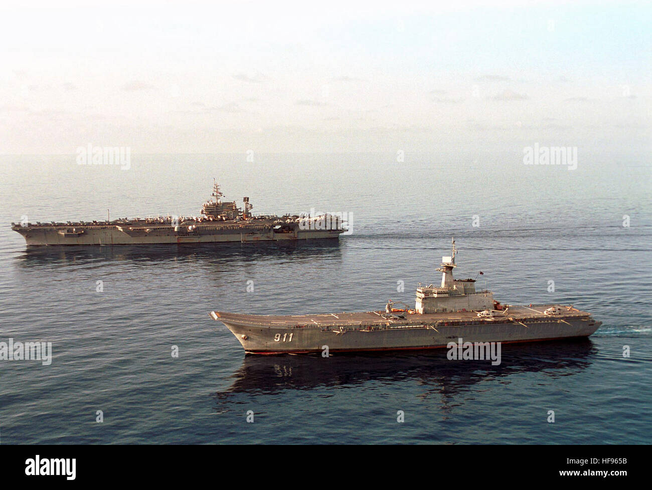 Il Thai Royal Naval nave HTMS CHAKRI NARUEBET (CVH 911), un elicottero carrier, opera lungo il lato della USS Kitty Hawk (CV 63). CHAKRI NARUEBET Kitty Hawk Foto Stock