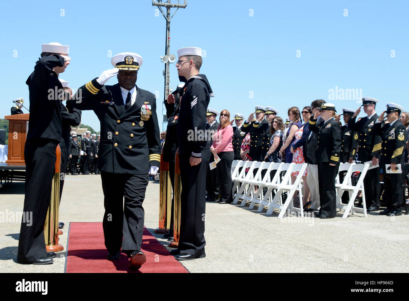 150513-N-XN177-378 Yokosuka, Giappone (13 maggio 2015) - Cmdr. Robert Francis passa attraverso il cerimoniale side boys durante la modifica del comando cerimonia di Arleigh Burke-class guidato-missile destroyer USS Lassen (DDG 82). La Cmdr. Robert Francis alleviato la Cmdr. Michael A. Smith come Lassen il Comandante. Lassen è programmata per iniziare la sua pattuglia di estate del Indo-Asia-regione del Pacifico con la George Washington Carrier Strike gruppo. (U.S. Foto di Marina di Massa Communications Specialist 2a classe Pietro Burghart/RILASCIATO) Modifica del comando 150513-N-XN177-378 Foto Stock