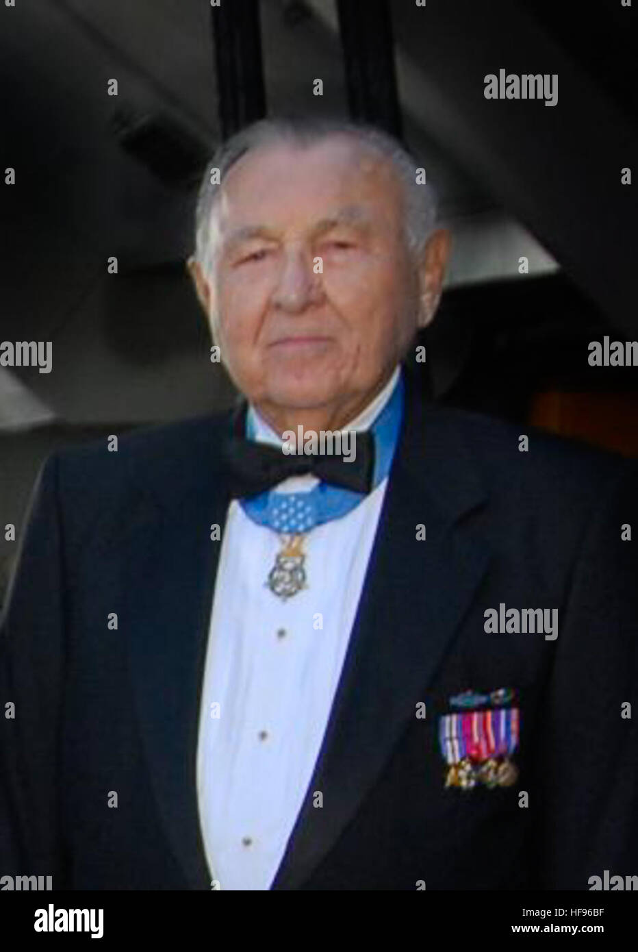 Nella parte superiore a sinistra, pensionato Medal of Honor destinatari U.S. Marine Corps Cpl. Hershel Woodrow 'woody' Williams, U.S. Esercito 1Lt. Vernon J. Baker, U.S. Il personale dell'esercito Sgt. Walter D. Ehlers, U.S. Esercito 1Lt. Charles Patrick Murray Jr e dalla parte inferiore sinistra, U.S. Esercito 2 Lt. Van T. Barfoot, U.S. Navy Lt. John Finn, E DEGLI STATI UNITI Marine Corps PFC. Arthur J., Jackson, pongono insieme per gli ospiti prima di una cerimonia di premiazione tenutasi in hangar bay a bordo della USS Midway Museum di San Diego, California, 24 maggio 2008. Le sette destinatari riceveranno Midway American Patriot Award e la nazionale II Guerra Mondiale Foto Stock