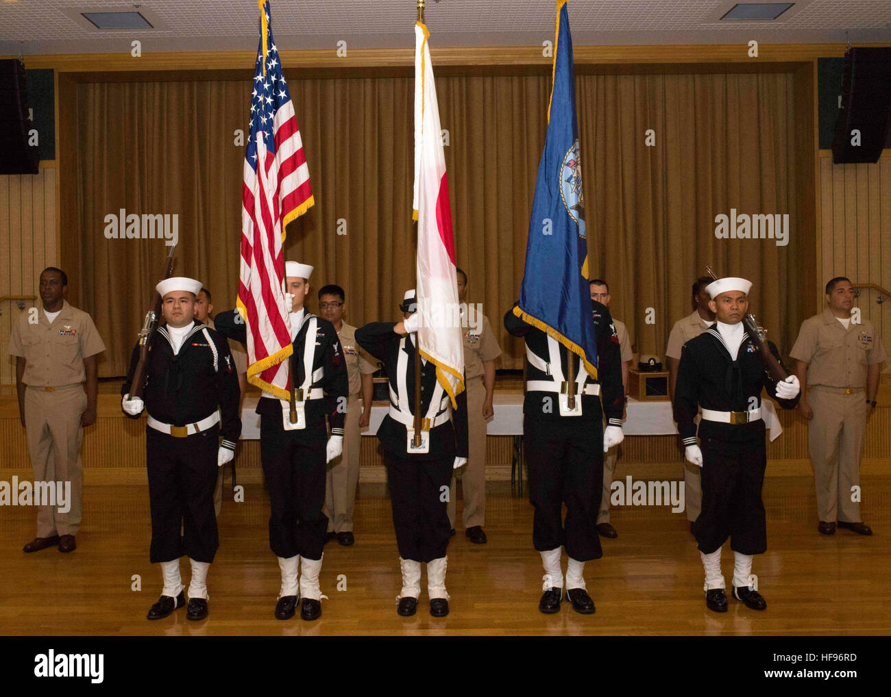 La base aerea di Misawa tiene una cerimonia di pinning del sottufficiale, con i ragazzi laterali che sfilano i colori per onorare i capi appena selezionati. Foto Stock