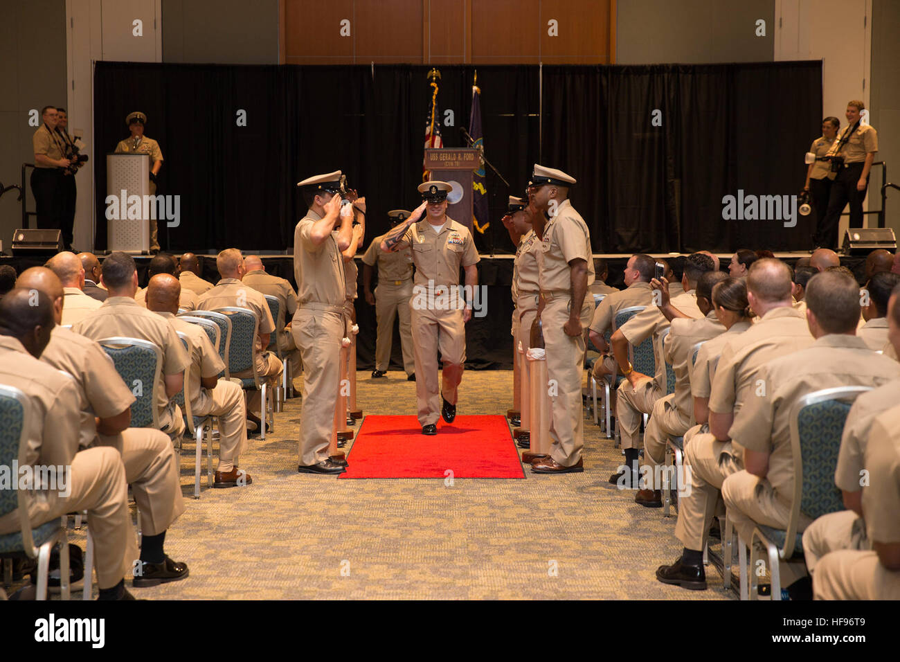 HAMPTON, Va. (sett. 16, 2016) -- Chief Master-at-Arms Brooks Gregorio, assegnato al gruppo Pre-Commissioning Gerald Ford (CVN 78), passa attraverso il lato ragazzi dopo essendo imperniata al rango di chief petty officer. Cinquantasette marinai Ford sono state avanzate per chief petty officer durante la cerimonia, a cui hanno partecipato la famiglia, gli amici e i membri dell'equipaggio. (U.S. Foto di Marina di Massa lo specialista di comunicazione di terza classe Catherine Mae O. Campbell /rilasciato) Capo Cerimonia di pinning 160916-N-ZE240-101 Foto Stock