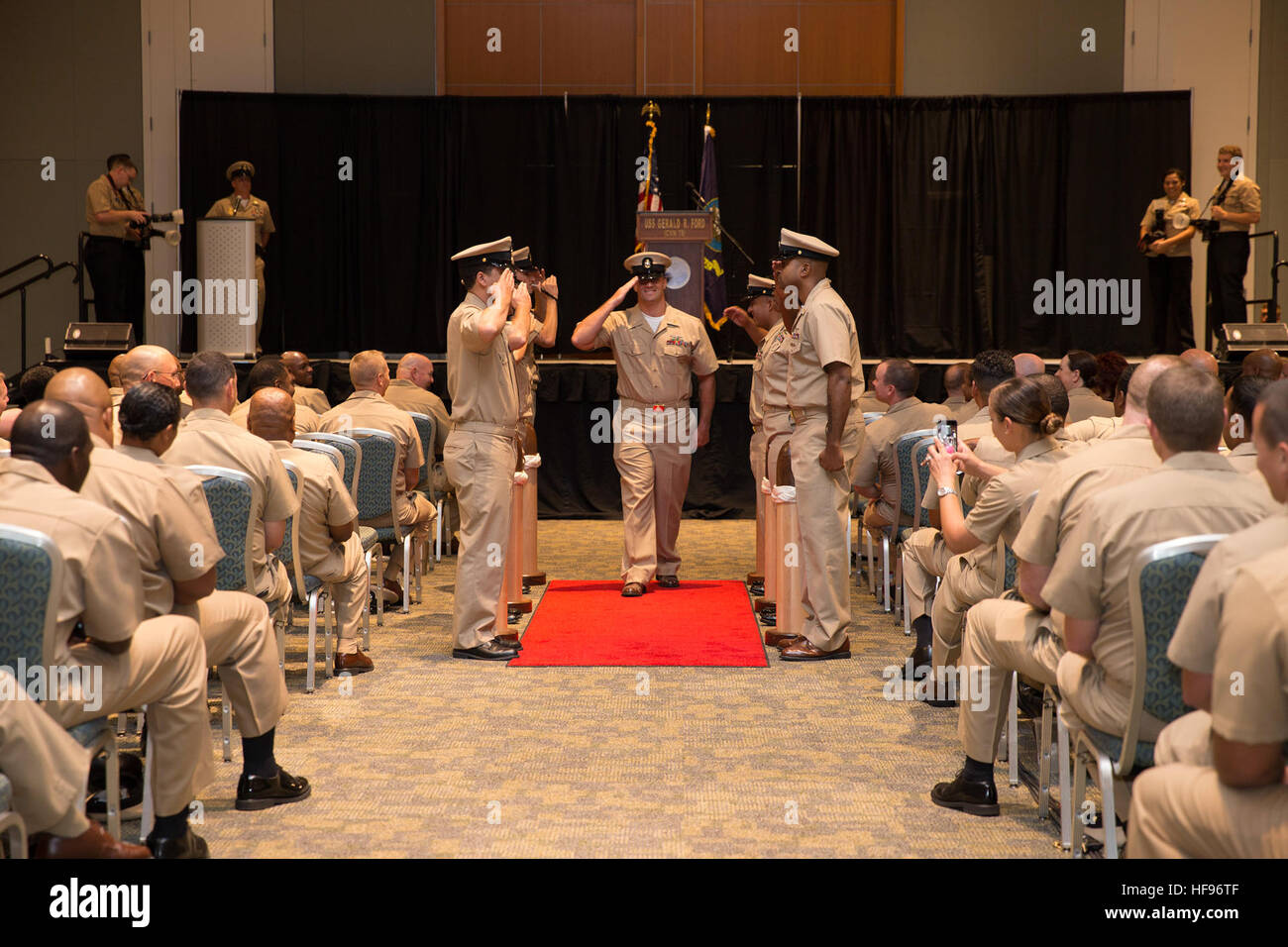Cinquantasette marinai a bordo della Pre-Commissioning Unit Gerald R. Ford (CVN 78) sono avanzati a capo sottufficiale durante una cerimonia di pinning. Il Chief Aviation Boatswain's Mate passa attraverso i compagni di squadra, simboleggiando l'avanzamento del rango, il riconoscimento della leadership e la progressione della carriera all'interno della Marina degli Stati Uniti. Foto Stock
