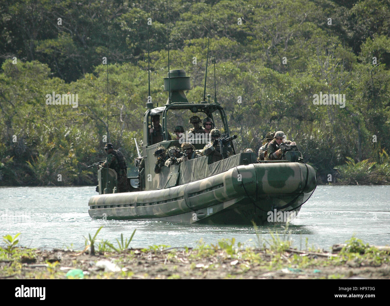 Stati Uniti I marinai dal squadrone fluviale 3, U.S. Marines con 2a flotta anti-terrorismo Security Team Azienda e marines panamense preparare alla tempesta una spiaggia durante il perseguimento di tre simulato i trafficanti di droga durante un Panamax 2010 formazione fluviale esercitare il Agosto 25, 2010, nella città di Panama. (U.S. Foto di Marina di Massa lo specialista di comunicazione 2a classe Rafael Martie/RILASCIATO) 100825-N-9806M-056 (4932106191) Foto Stock