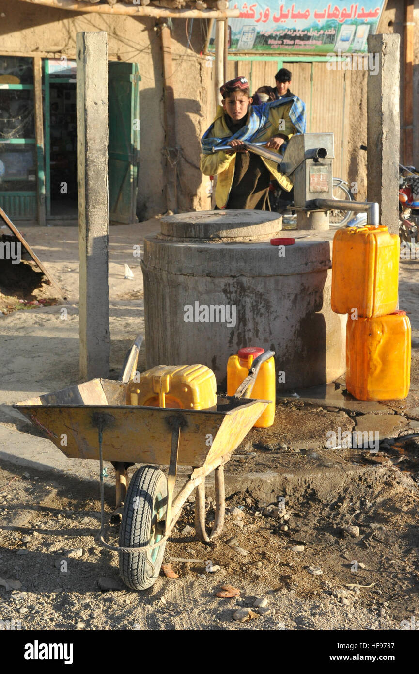 Un ragazzo afghano pompe acqua da un pozzo in un bazar locale nel quartiere Muqer, provincia di Ghazni, Afghanistan, Marzo 21. L'attacco di ribelli ha dato luogo a più civili afghani uccisi e feriti. Le forze della coalizione hanno condotto una pattuglia smontati per impegnare i mercanti, gli abitanti dei villaggi e le principali aziende leader nel settore. (U.S. Foto di Marina di Massa lo specialista di comunicazione 1a classe David A. Frech / rilasciato) gli affari civili Muqer Bazaar smontare patrol 120321-N-FV144-048 Foto Stock