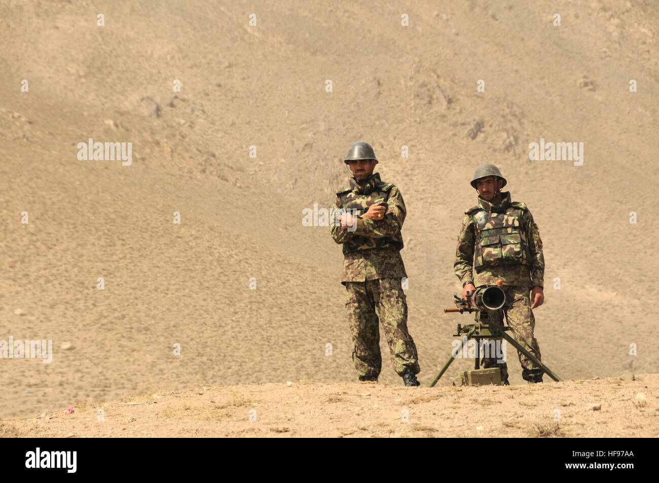 Darulaman, Afghanistan (2 settembre 2010) - esercito nazionale afghano soldati in stand by il loro SPG-9 73 millimetro recoilless gun presso la filiale di fanteria scuola in Darulaman. La scuola insegna soldati afgani tattiche di fanteria e treni su armi fra cui malte, equipaggio servito armi e pistole recoilless. (U.S. Fotografia della marina da capo la comunicazione di massa specialista Brian Brannon/RILASCIATO) 100902-N-1159B-139 (4951456563) Foto Stock