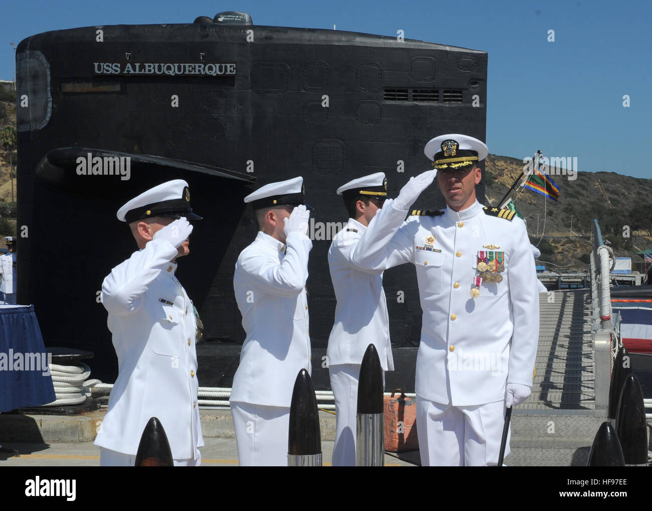 150828-N-NB544-166 SAN DIEGO (Agosto 28, 2015) della Cmdr. Trento Hesslink si diparte la Los Angeles-class attack submarine USS Albuquerque (SSN 706) In seguito ad una modifica del comando cerimonia. La Cmdr. Don Tenney alleviato Hesslink durante la cerimonia alla Base Navale di Point Loma. (U.S. Foto di Marina di Massa lo specialista di comunicazione 2a classe Kyle Carlstrom/RILASCIATO) Cmdr. Trento Hesslink si diparte la Los Angeles-class attack submarine USS Albuquerque (SSN 706) In seguito ad una modifica del comando cerimonia Foto Stock