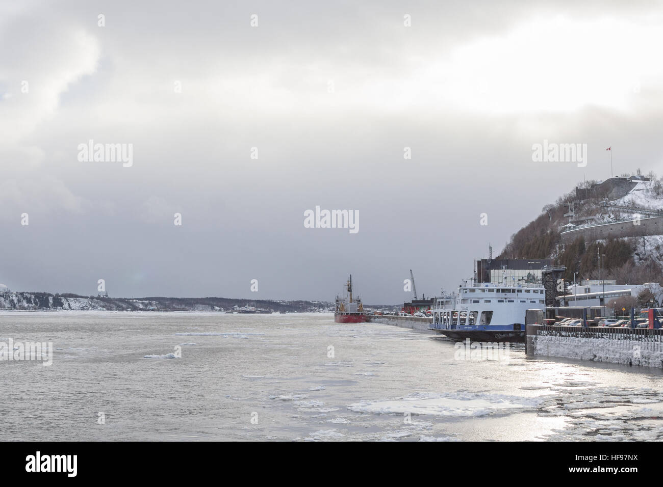 Navi sul fiume San Lorenzo in inverno in Quebec City, QC, Canada. Foto Stock