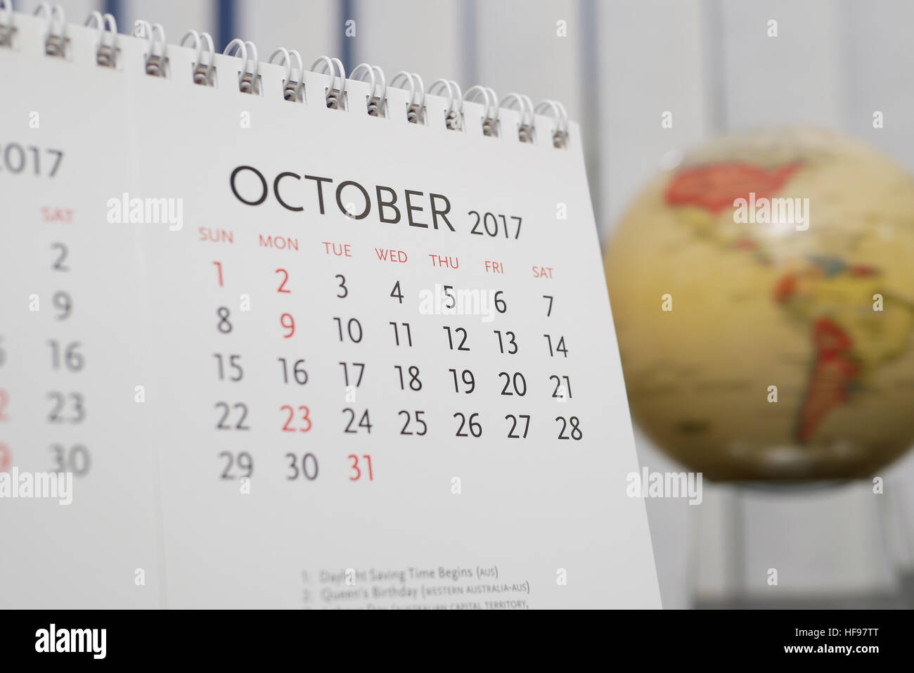 Chiudere fino al calendario di ottobre 2017 con massa di sfocatura dello sfondo del globo Foto Stock