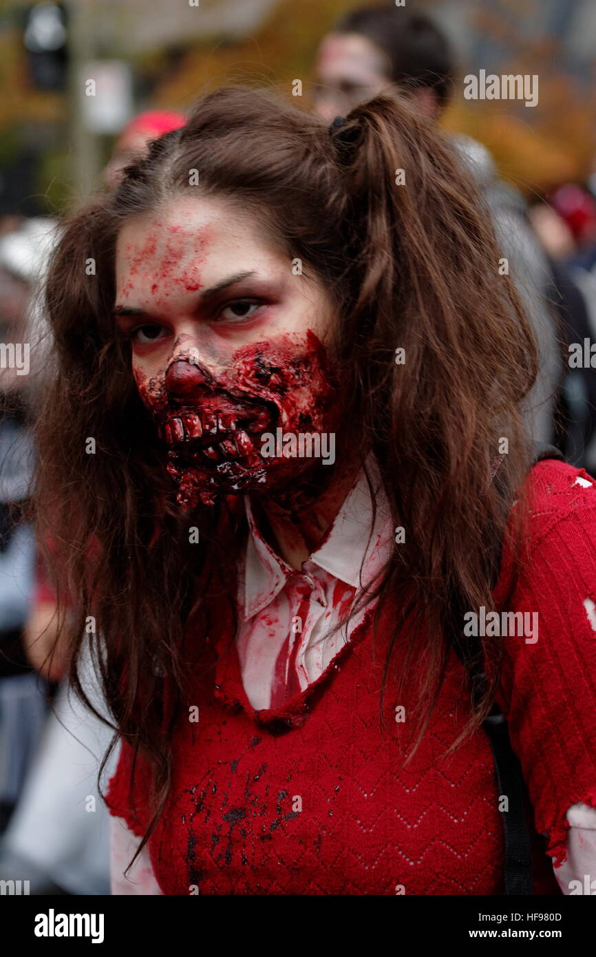 Una femmina di partecipante al Montreal Zombie a piedi Foto Stock