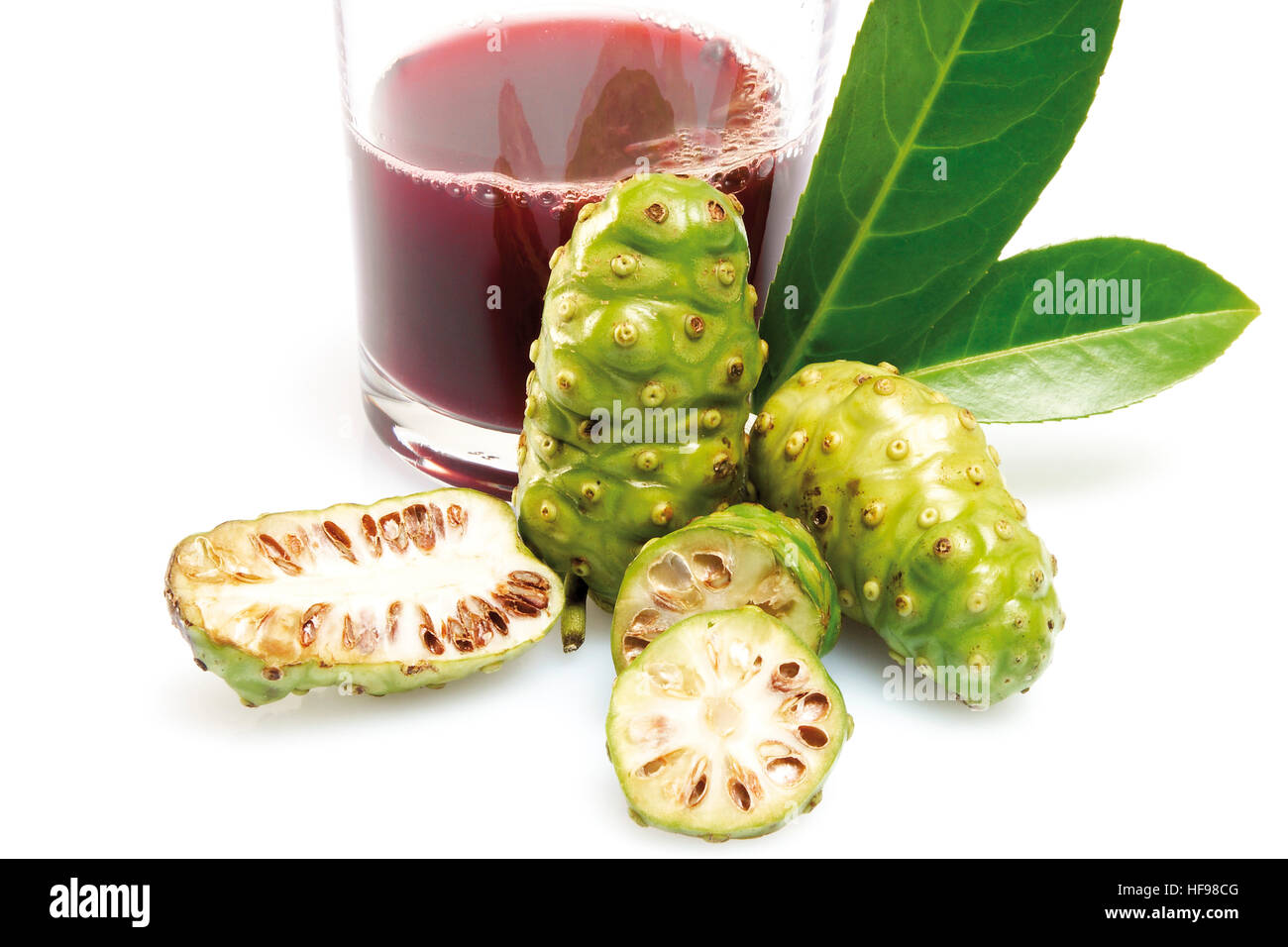 Il Noni frutti con succo di Noni Foto stock - Alamy