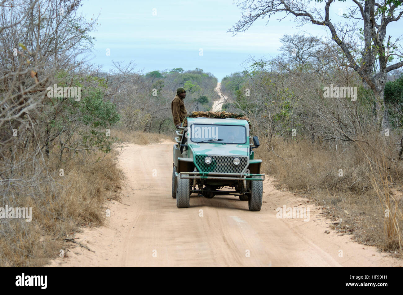 Park Rangers di pattuglia cercando di cacciatori di frodo in una riserva di caccia in Sud Africa Foto Stock