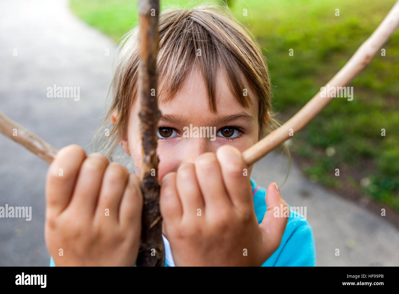 Ritratto di un periodo di sei anni la ragazza con un bastone di legno Foto Stock