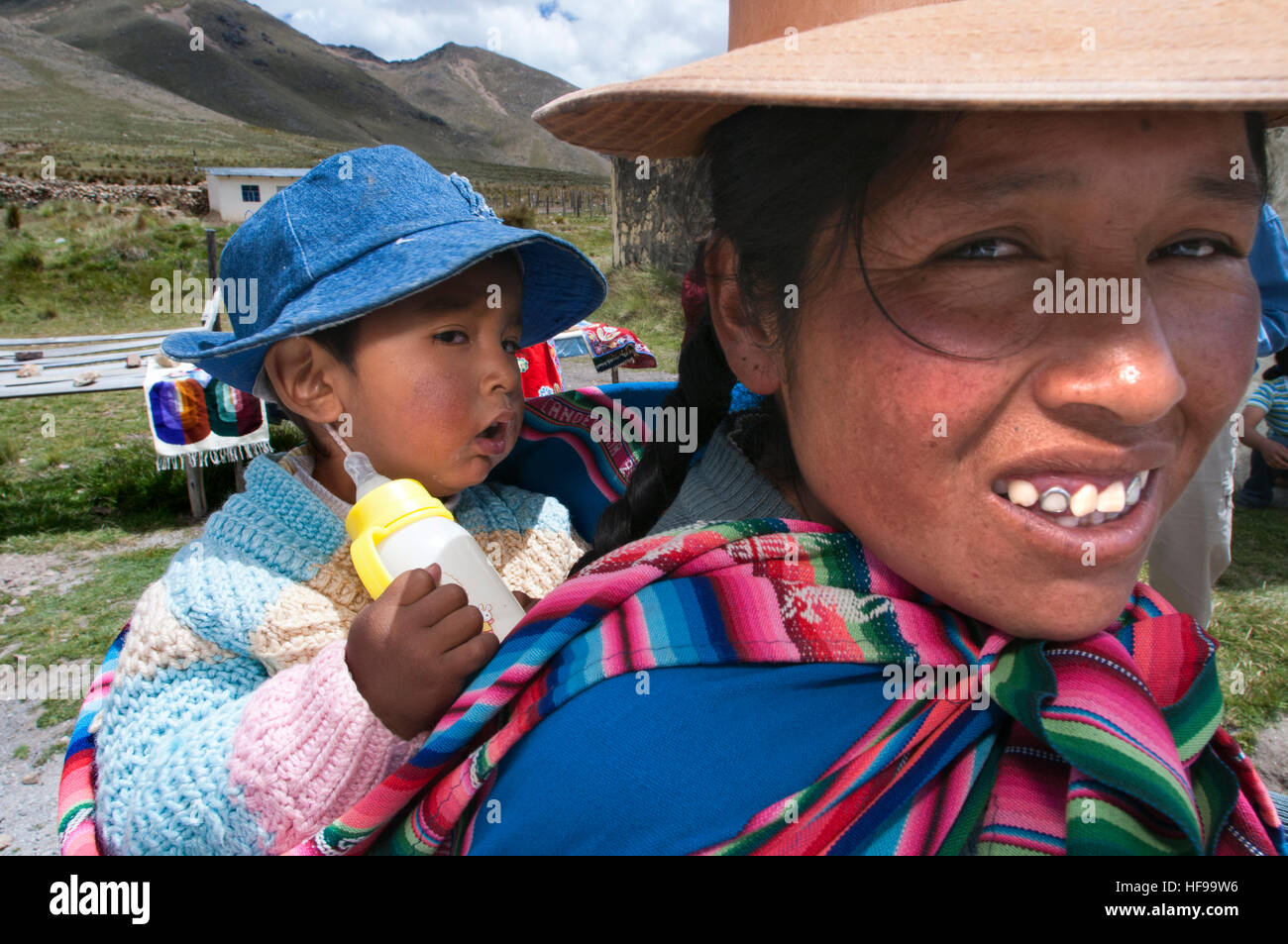 La Raya pass, Puno, Perù. Andean Explorer, lusso in treno da Cusco a Puno. In metà della distanza il treno fa tappa lungo il cammino in un luogo calle Foto Stock